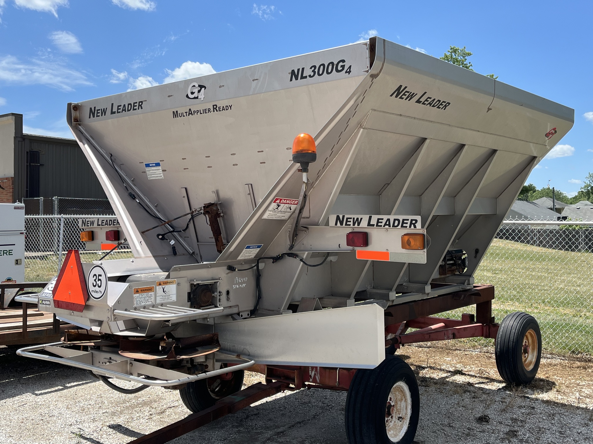  2019 New Leader NL300G4 at Heritage Tractor in Pontiac, IL