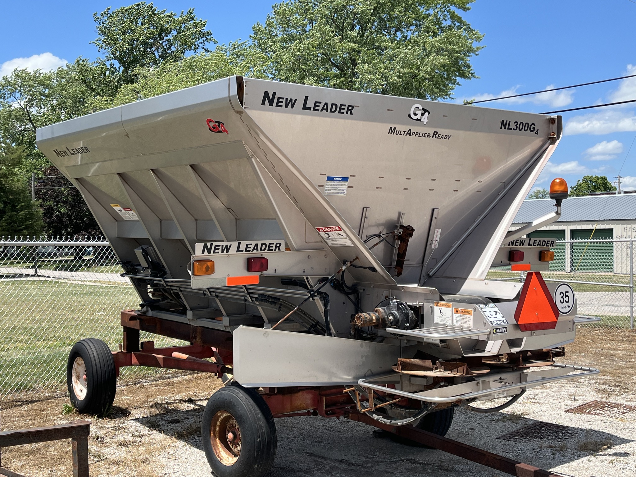  2019 New Leader NL300G4 at Heritage Tractor in Pontiac, IL