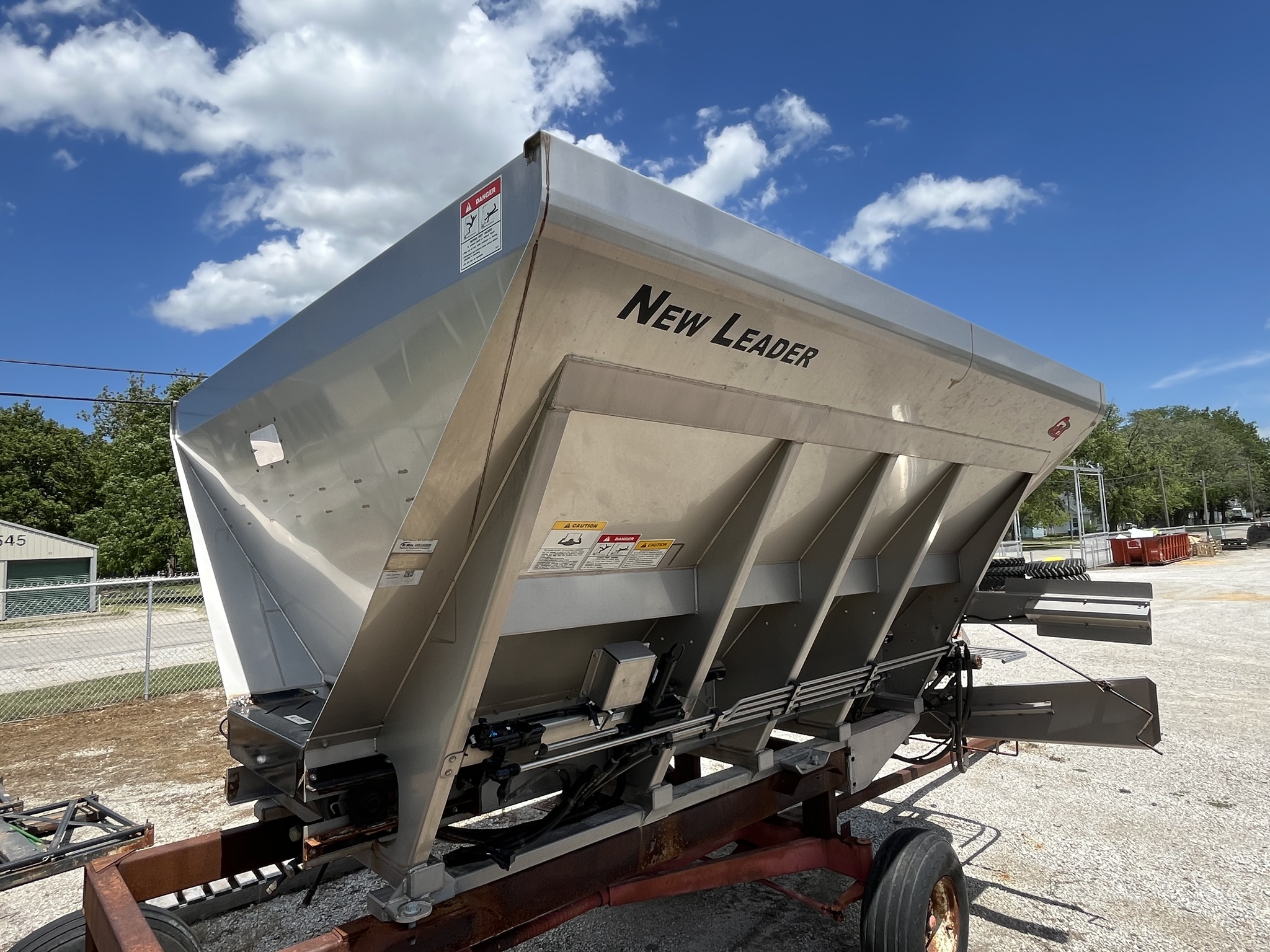  2019 New Leader NL300G4 at Heritage Tractor in Pontiac, IL