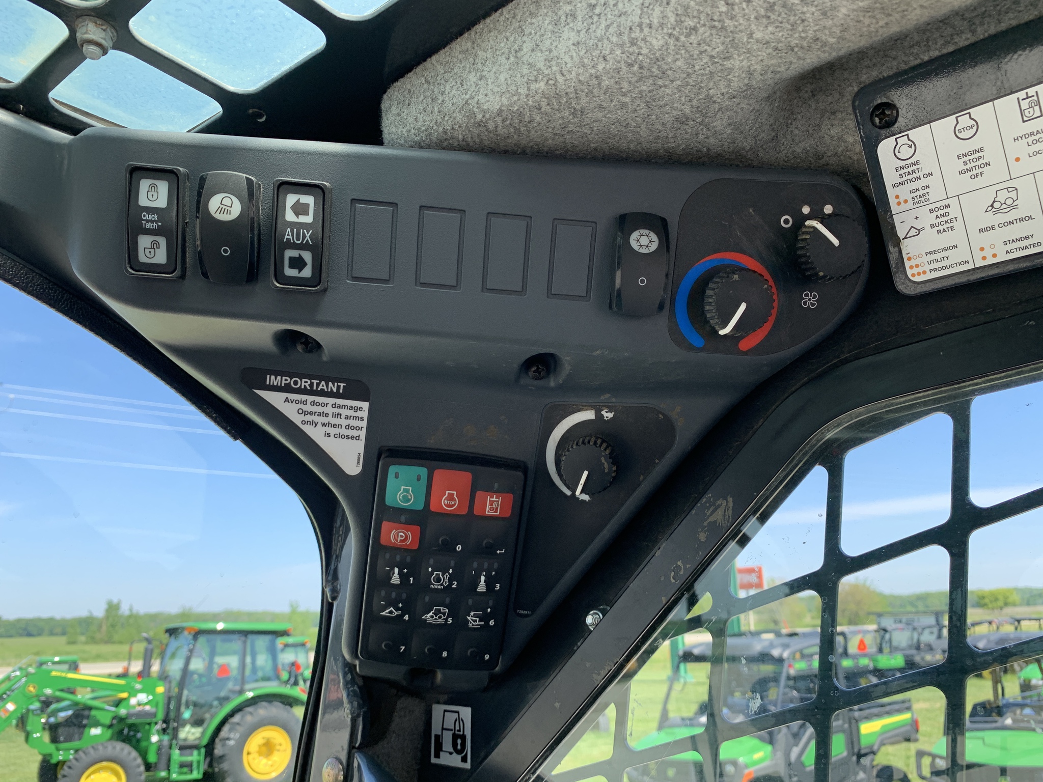 2020 John Deere 325G Image 23