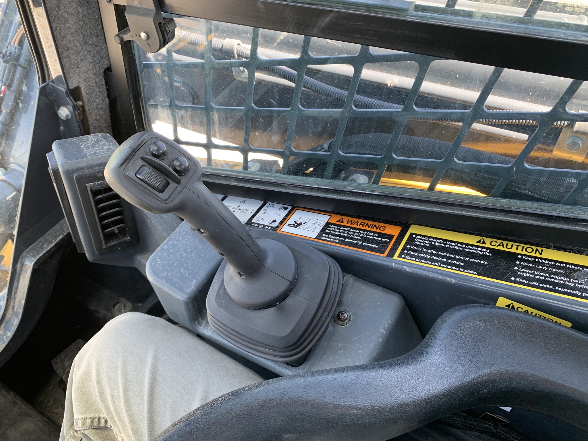 2020 John Deere 325G Image 30