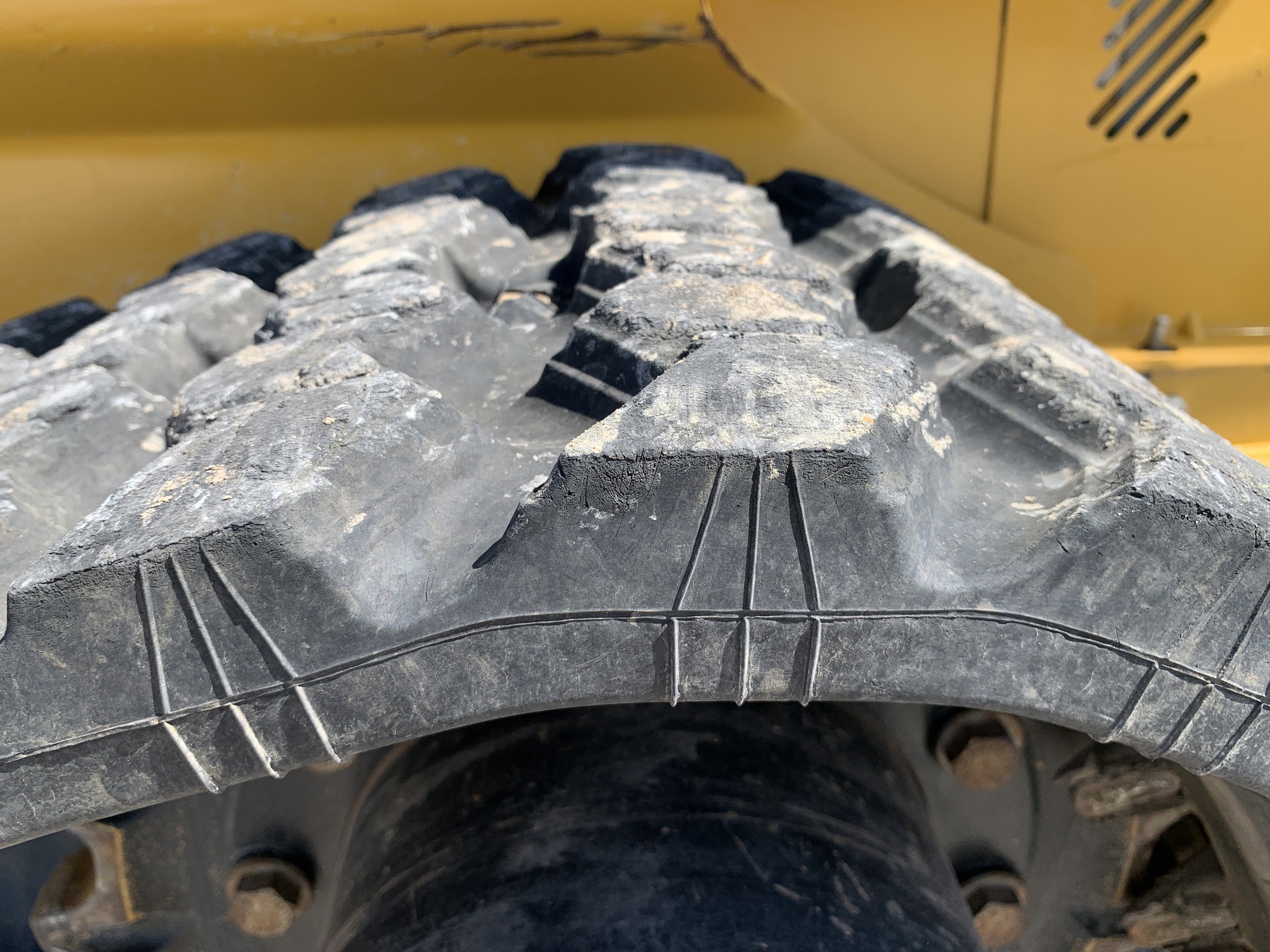 2020 John Deere 325G Image 22