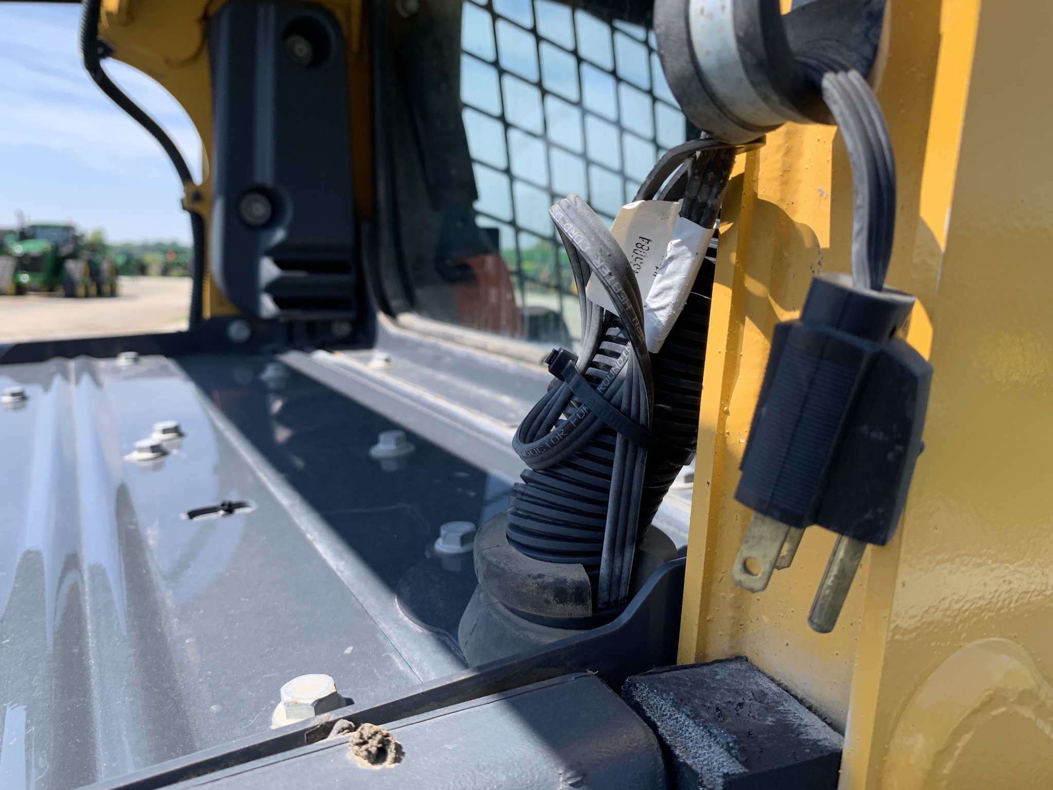 2020 John Deere 325G Image 17