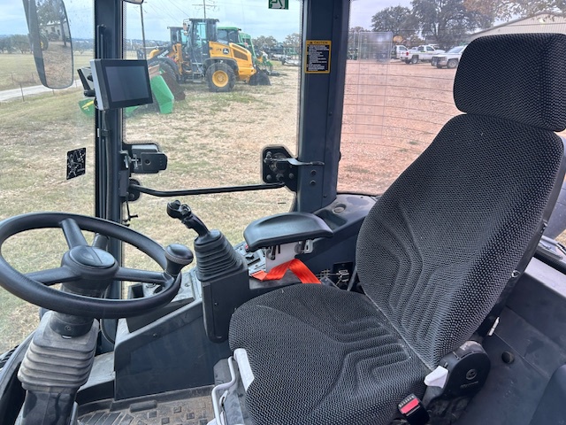 2022 John Deere 244L Image 7