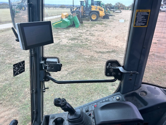2022 John Deere 244L Image 9