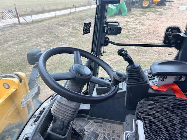 2022 John Deere 244L Image 8