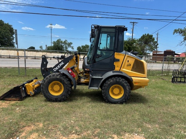 2022 John Deere 244L Image 3