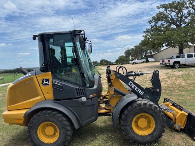 2022 John Deere 244L Image 4