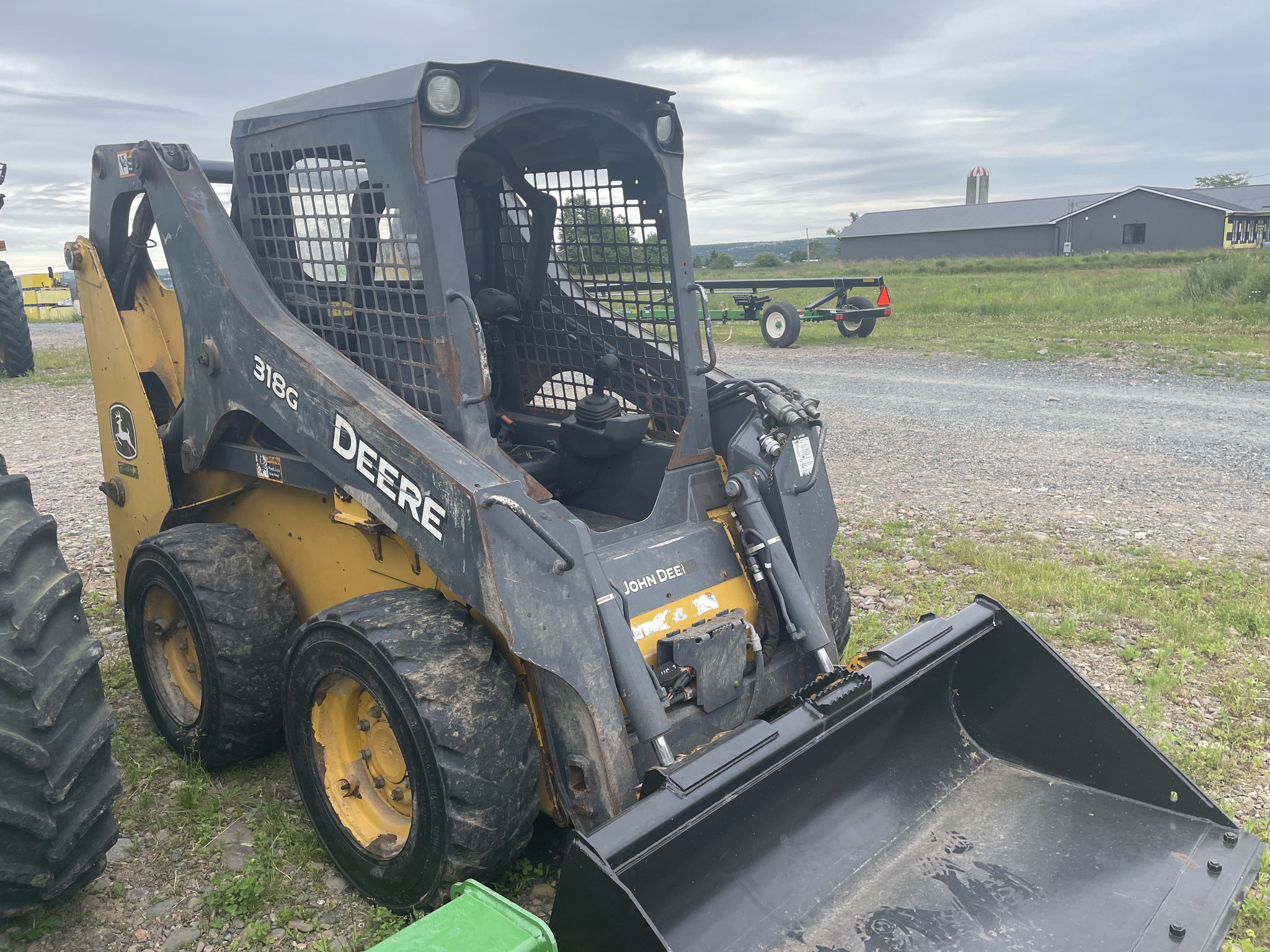 2018 John Deere 318G Image 4