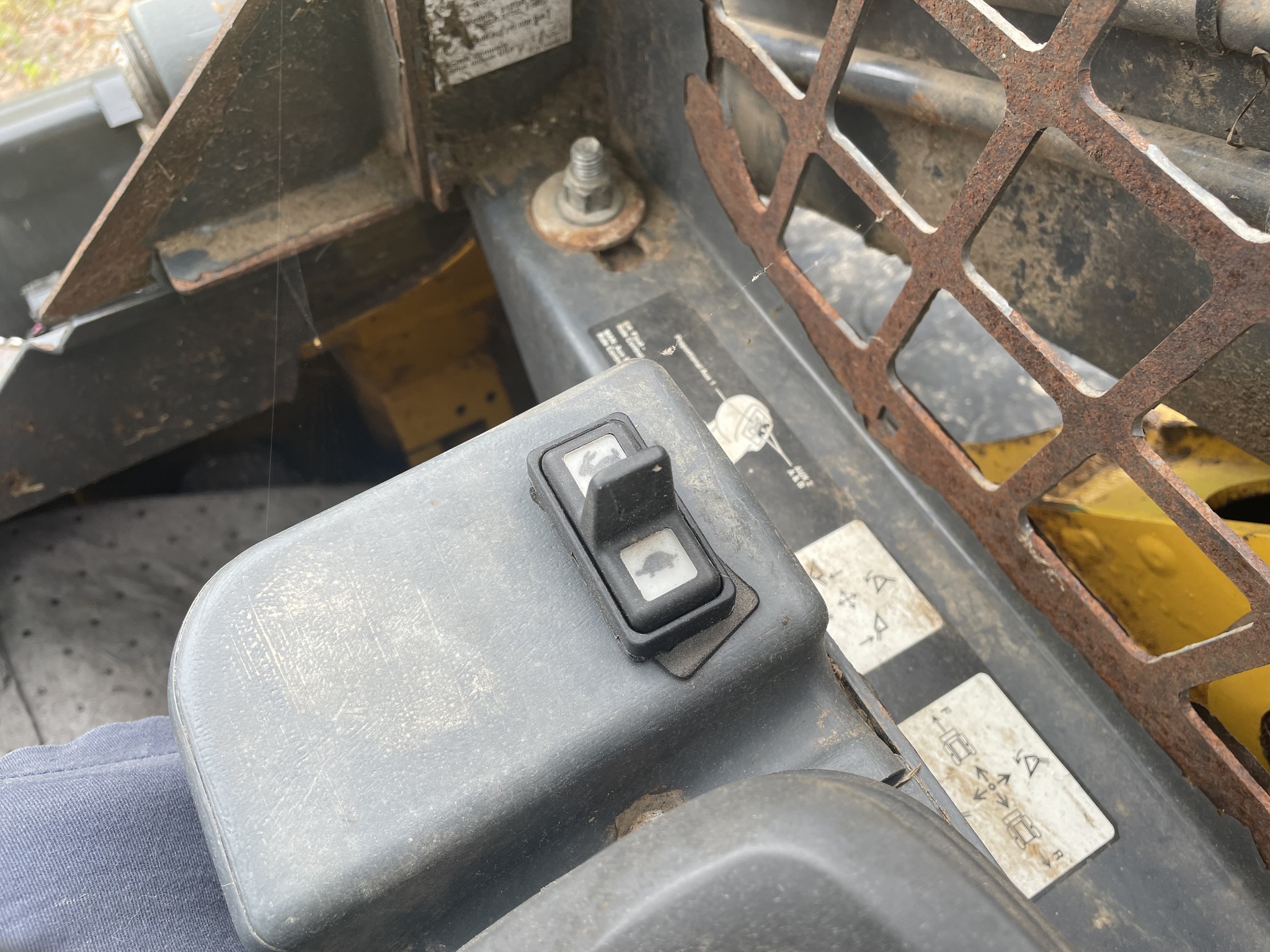 2018 John Deere 318G Image 7