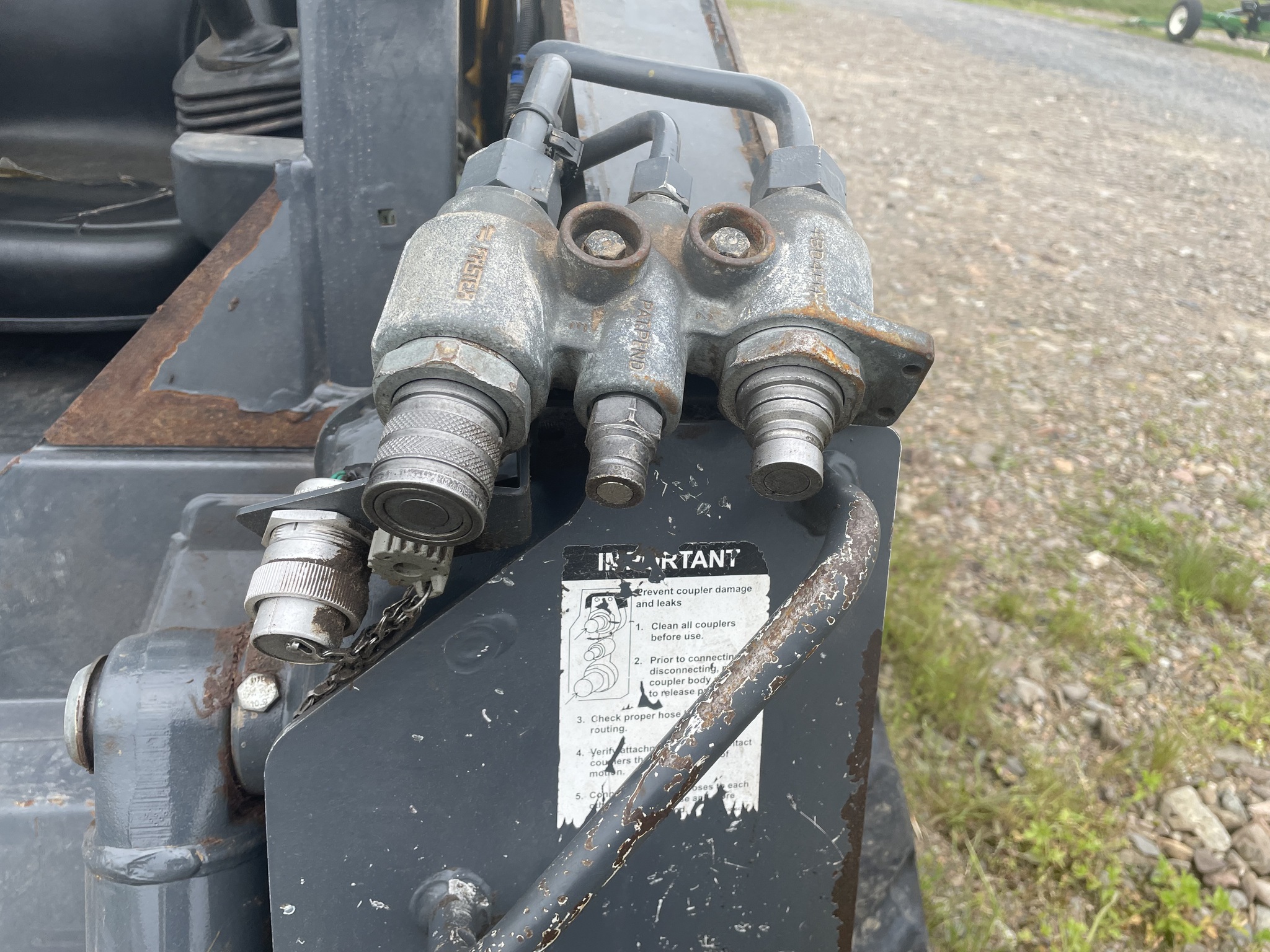 2018 John Deere 318G Image 8