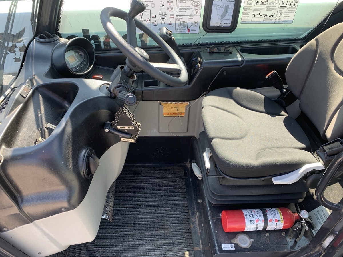 2017 Bobcat V519 Image 9