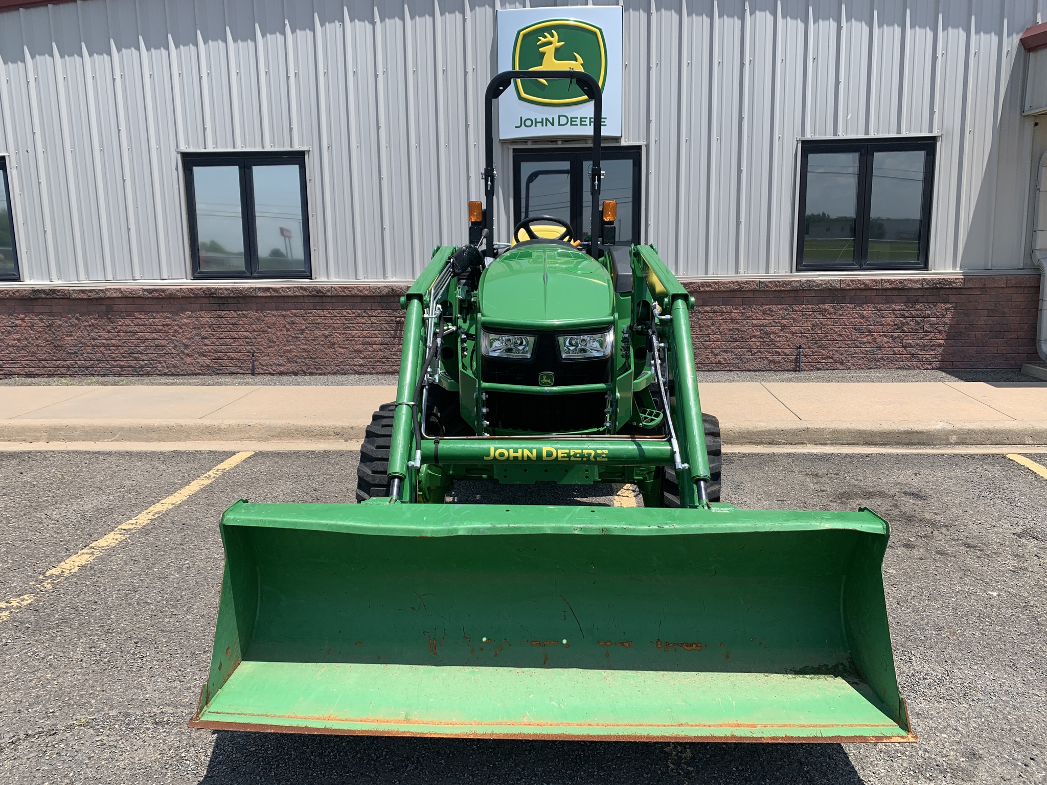 2022 John Deere 4066M Image 4