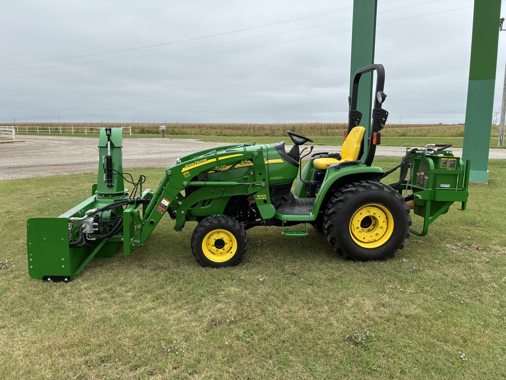 2009 John Deere 3520 Image 2