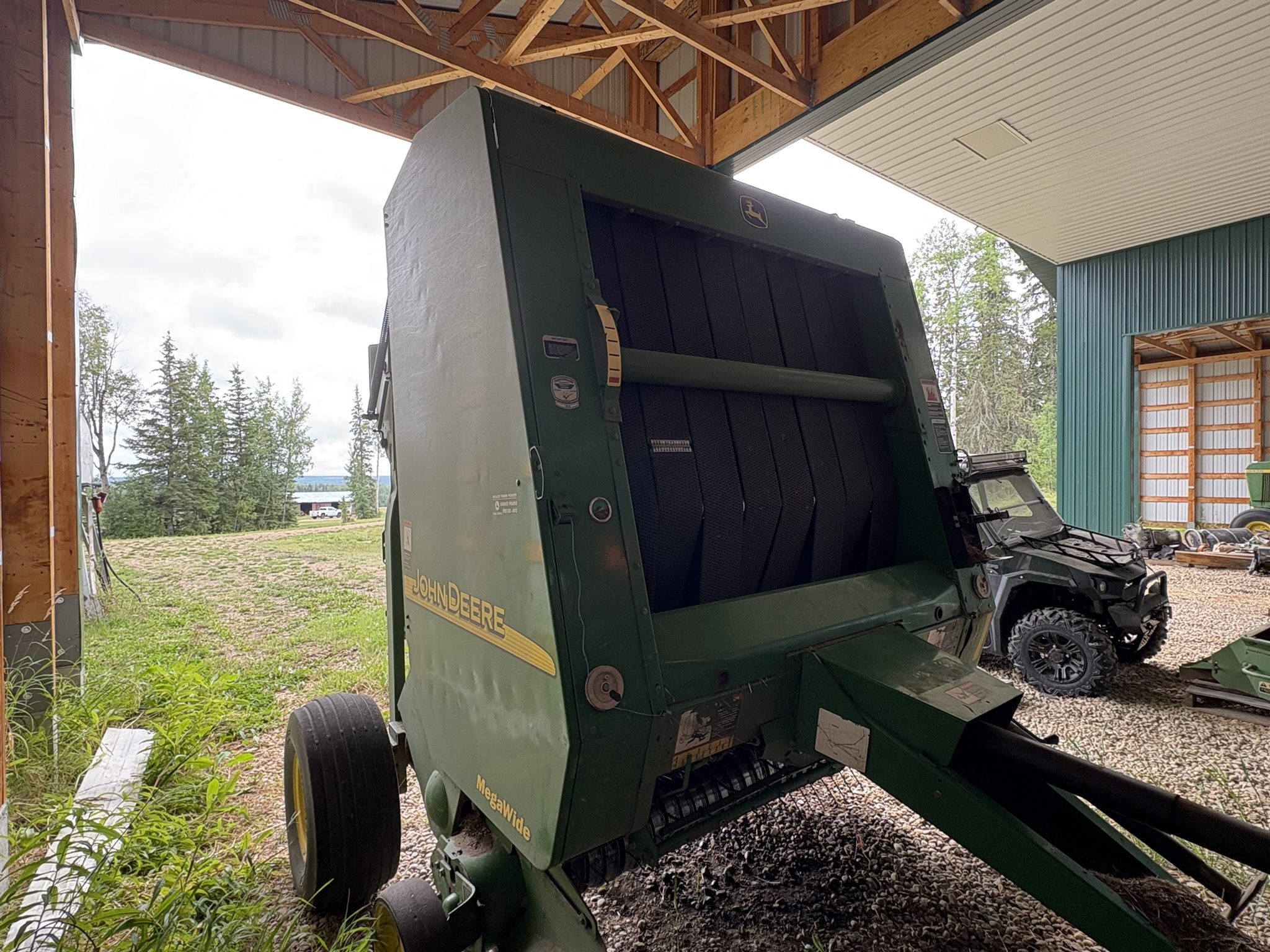 2005 John Deere 567 Image 2