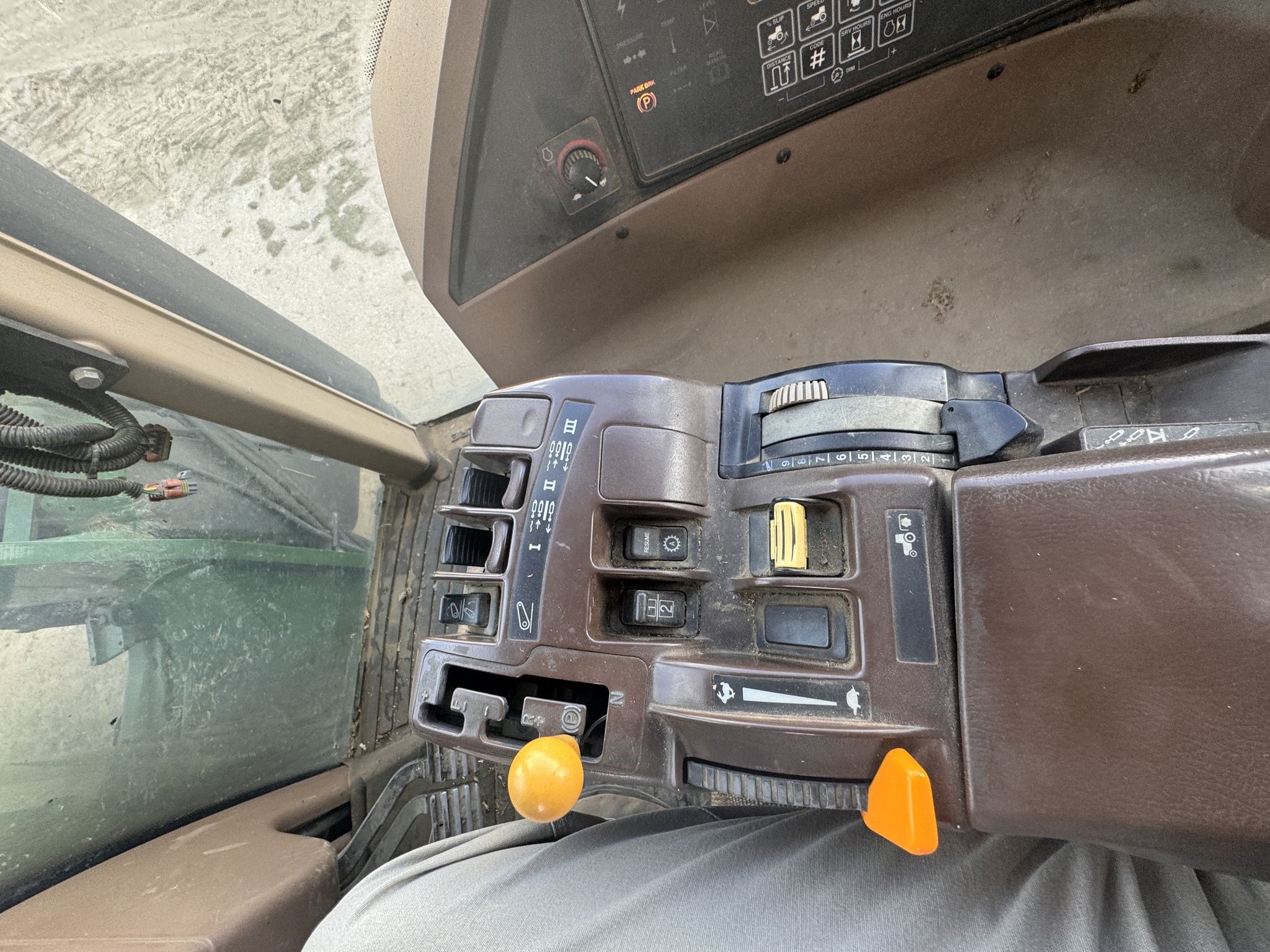 2004 John Deere 8220 Image 2