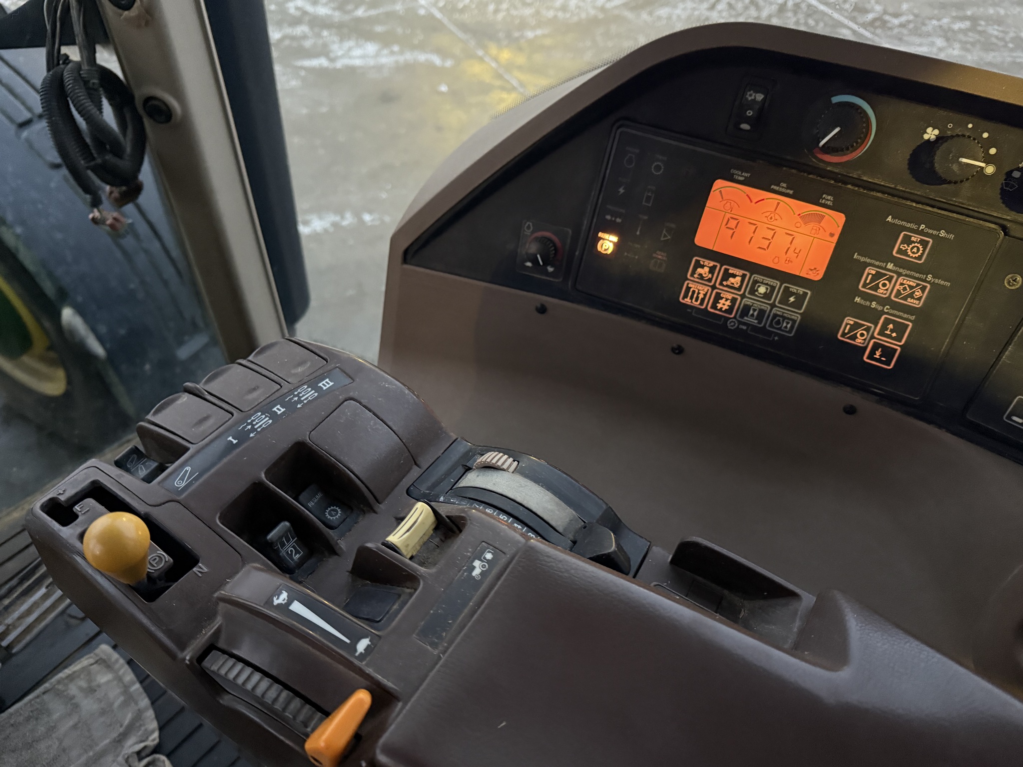 2004 John Deere 8220 Image 10