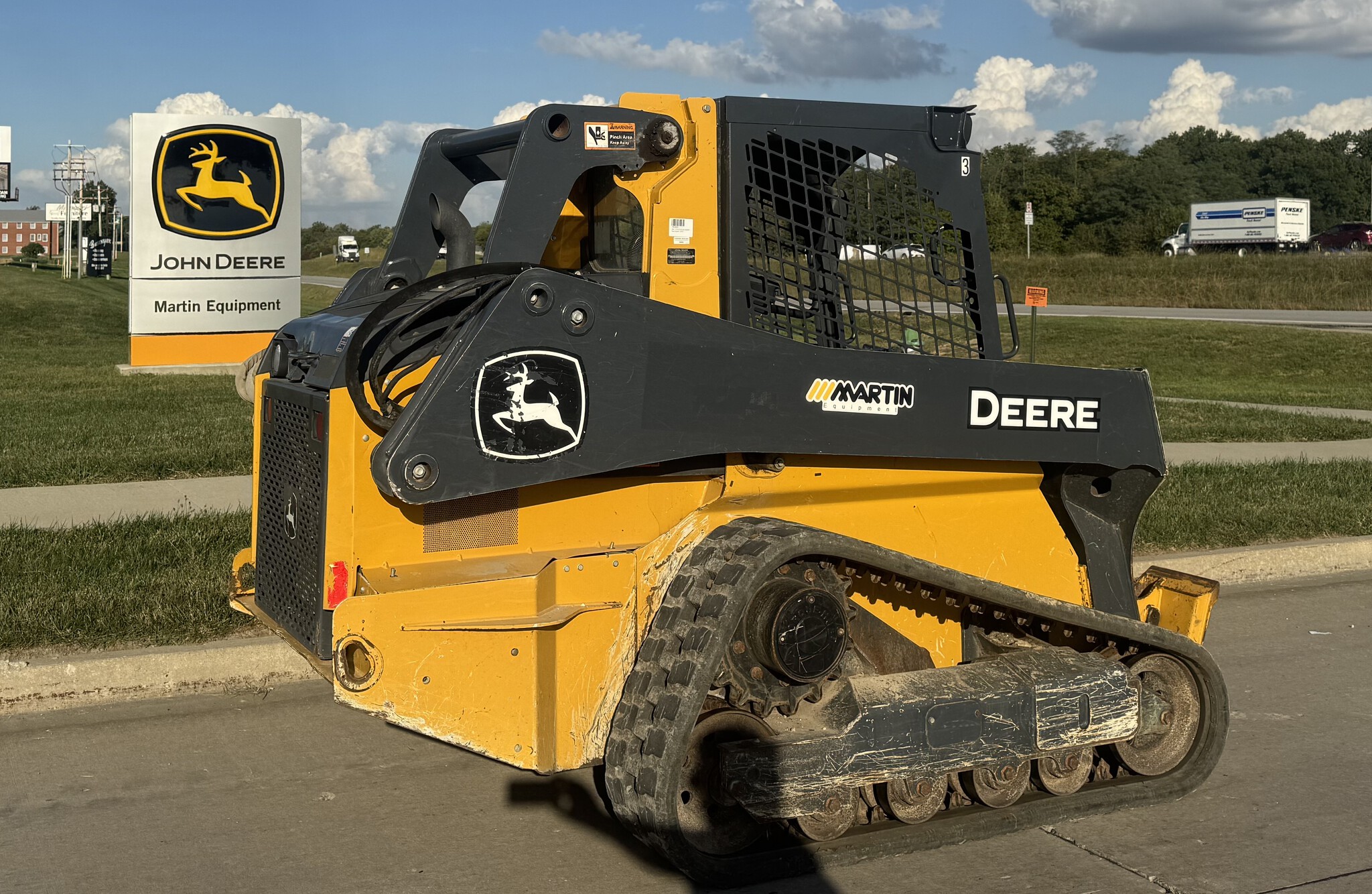 2021 John Deere 325G Image 3