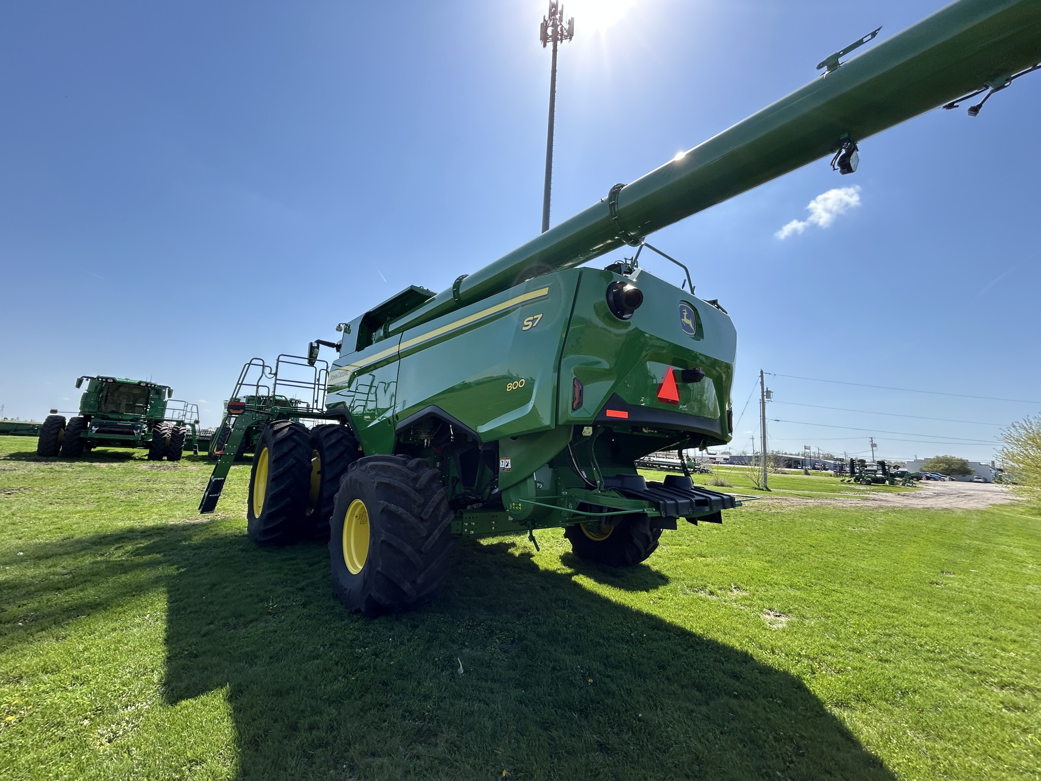  2025 John Deere S7 800 at Heritage Tractor in Galesburg, IL