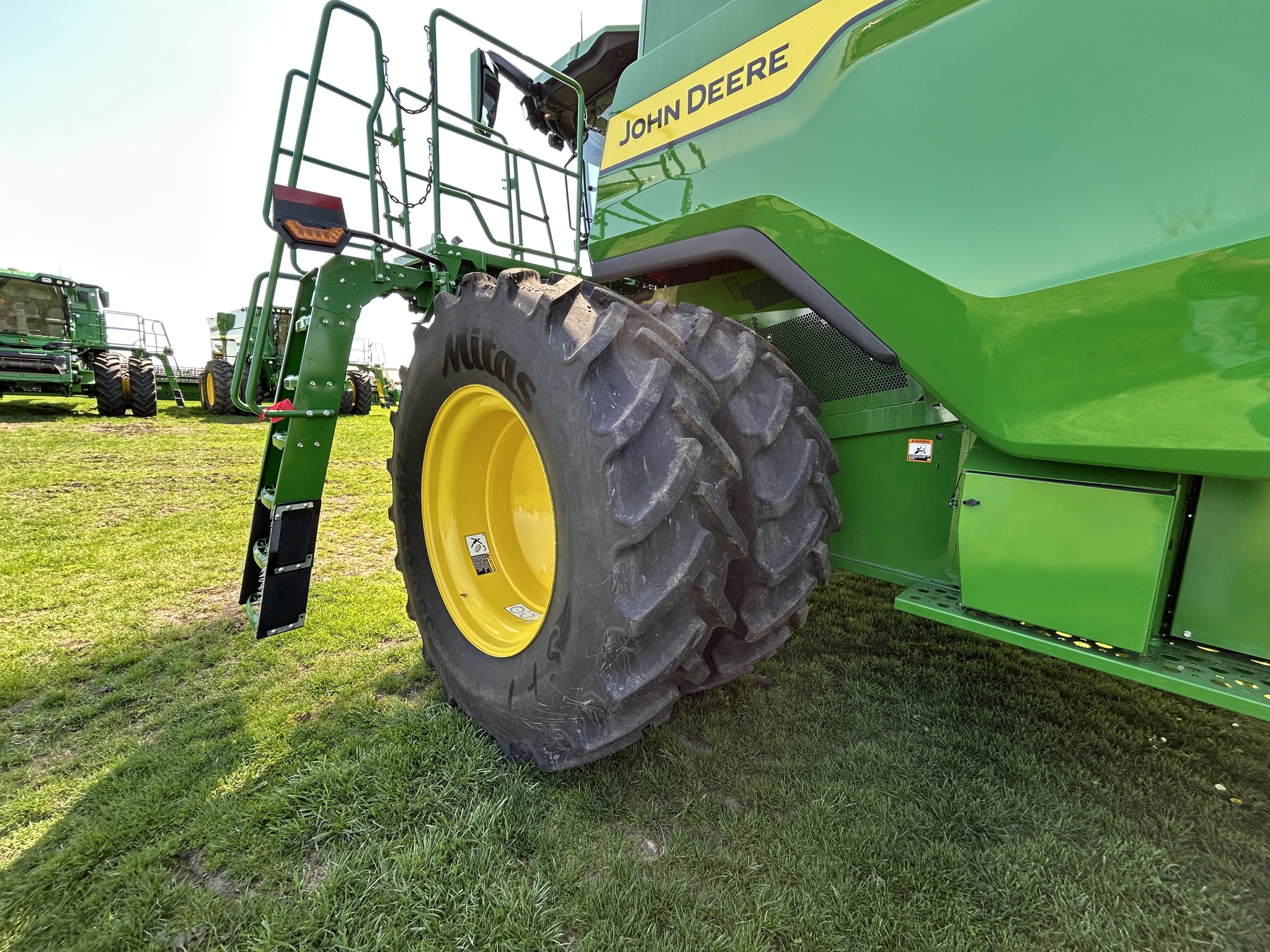 2025 John Deere S7 800 at Heritage Tractor in Galesburg, IL