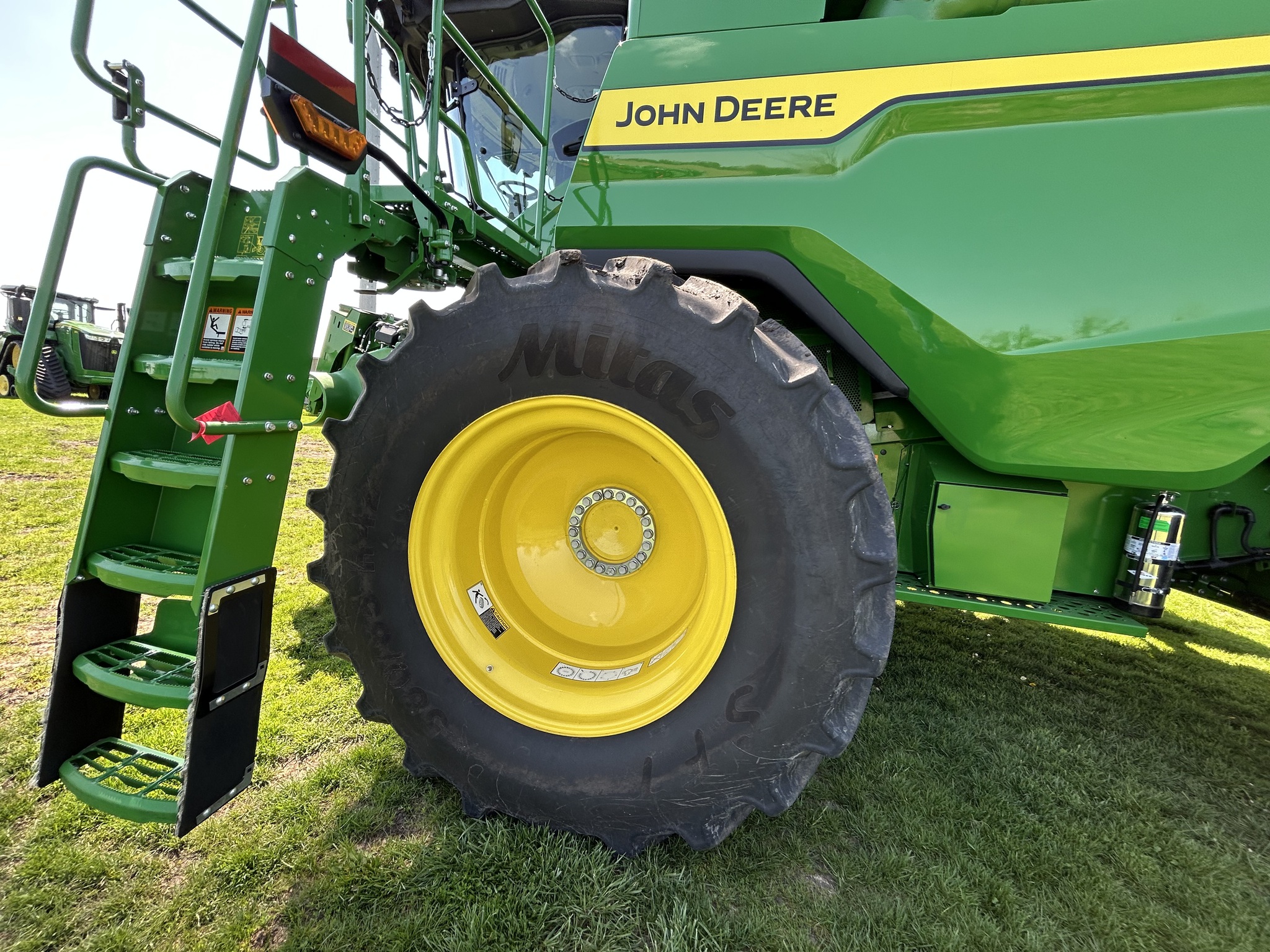  2025 John Deere S7 800 at Heritage Tractor in Galesburg, IL