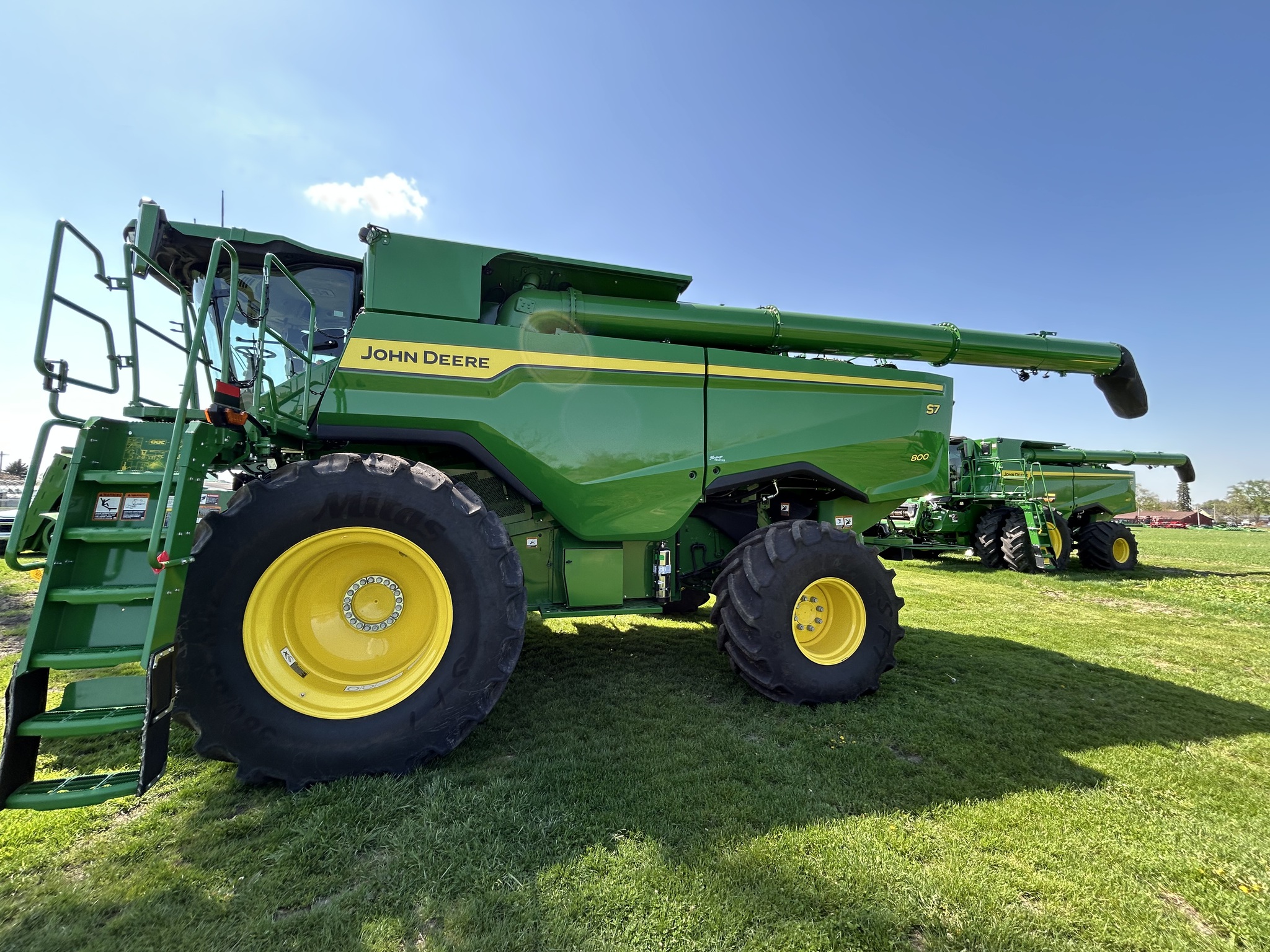  2025 John Deere S7 800 at Heritage Tractor in Galesburg, IL
