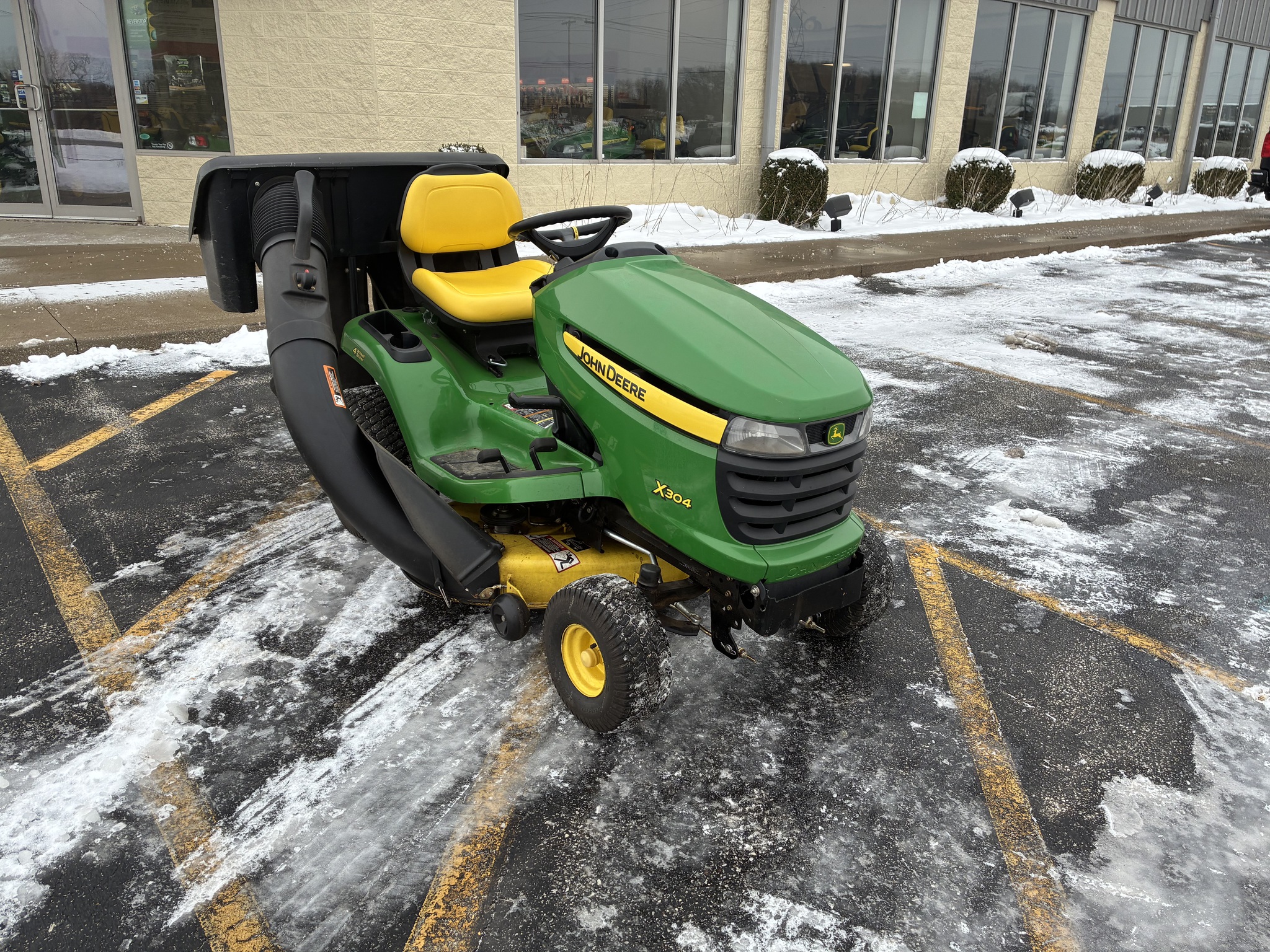 2011 John Deere X304 Image 1