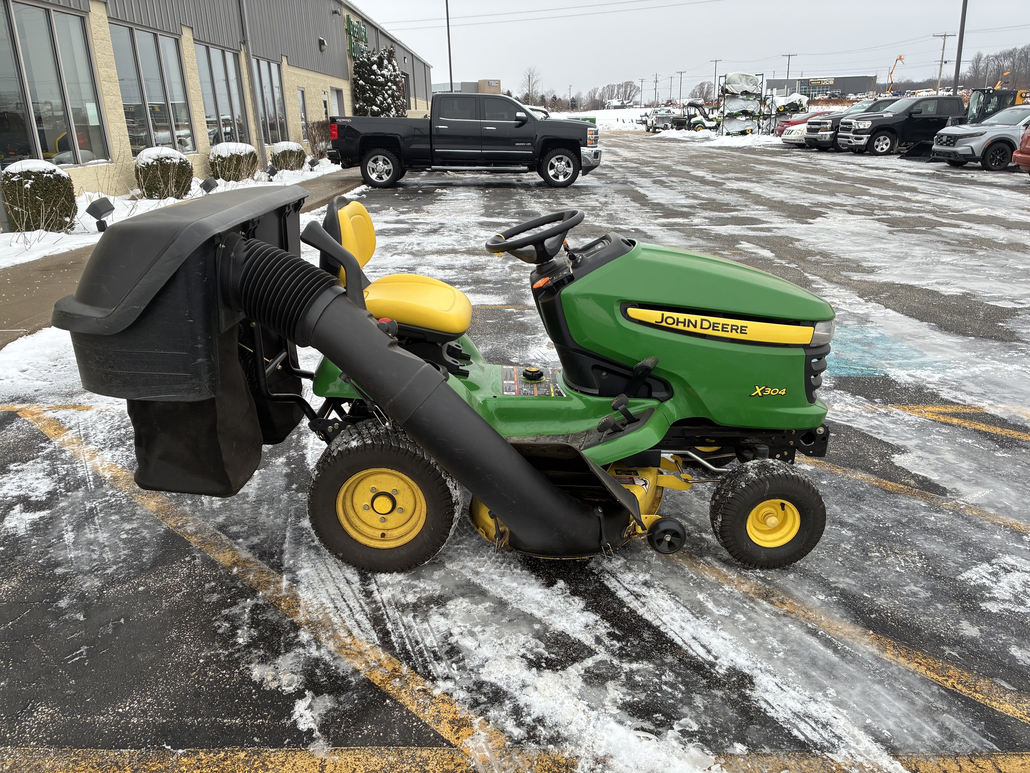 2011 John Deere X304 Image 2
