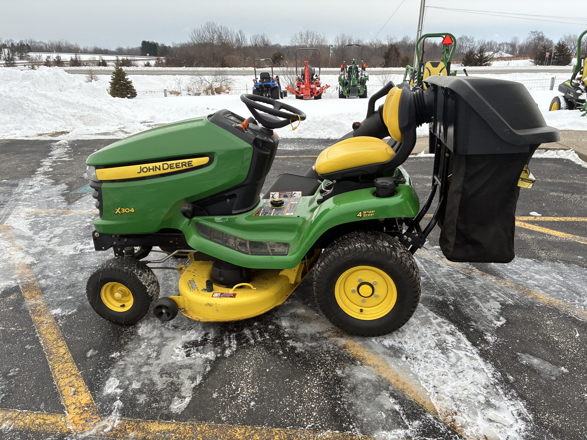 2011 John Deere X304 Image 6
