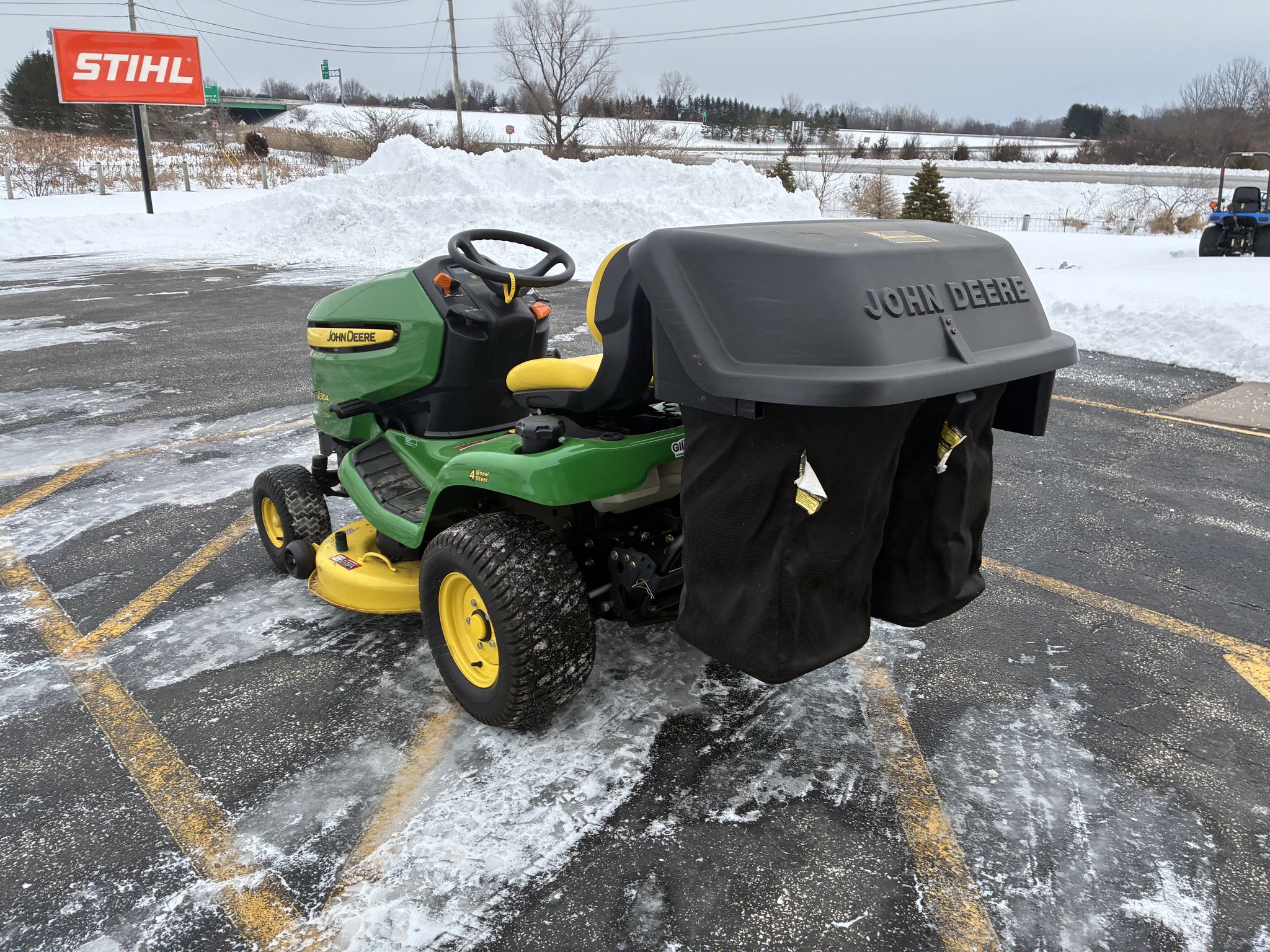 2011 John Deere X304 Image 5