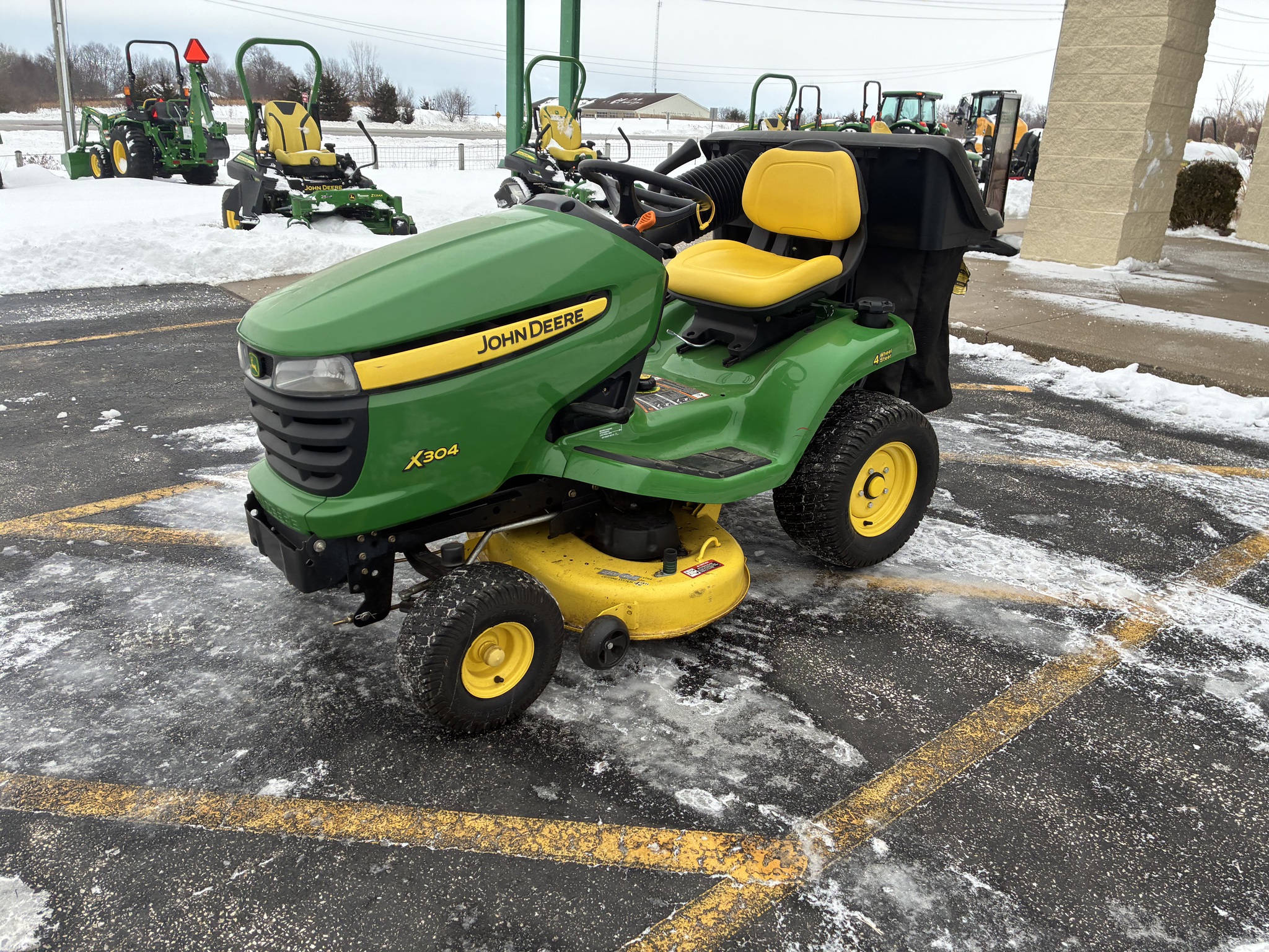 2011 John Deere X304 Image 7