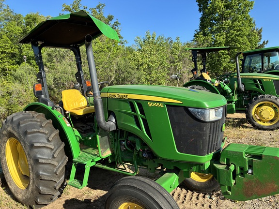 2017 John Deere 5045E Photo 3