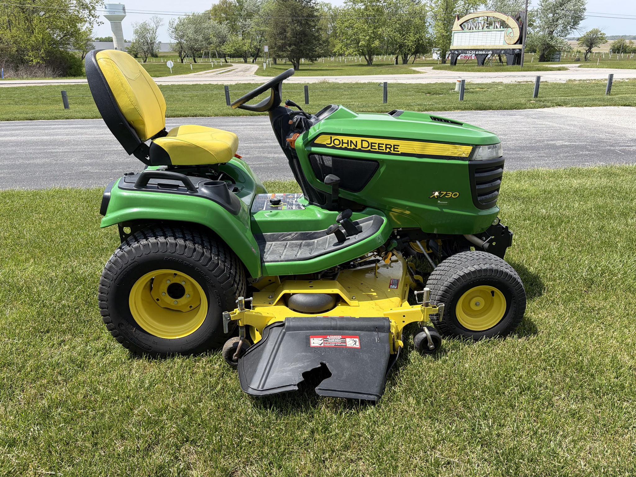 2014 John Deere X730 Image 7