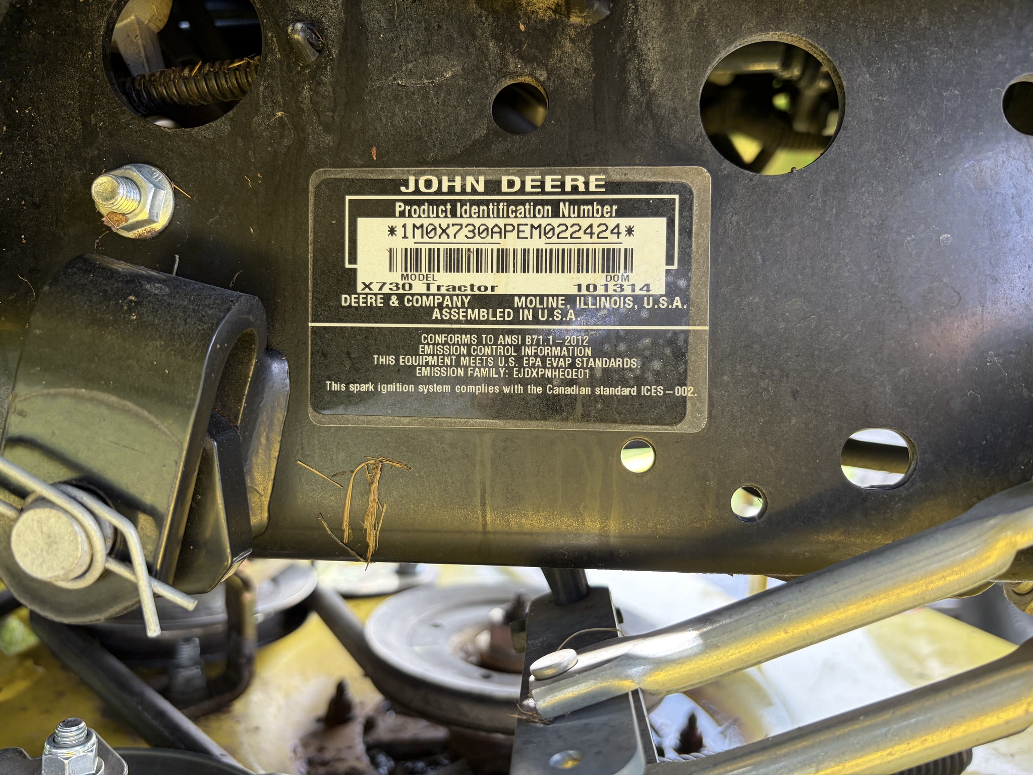 2014 John Deere X730 Image 16
