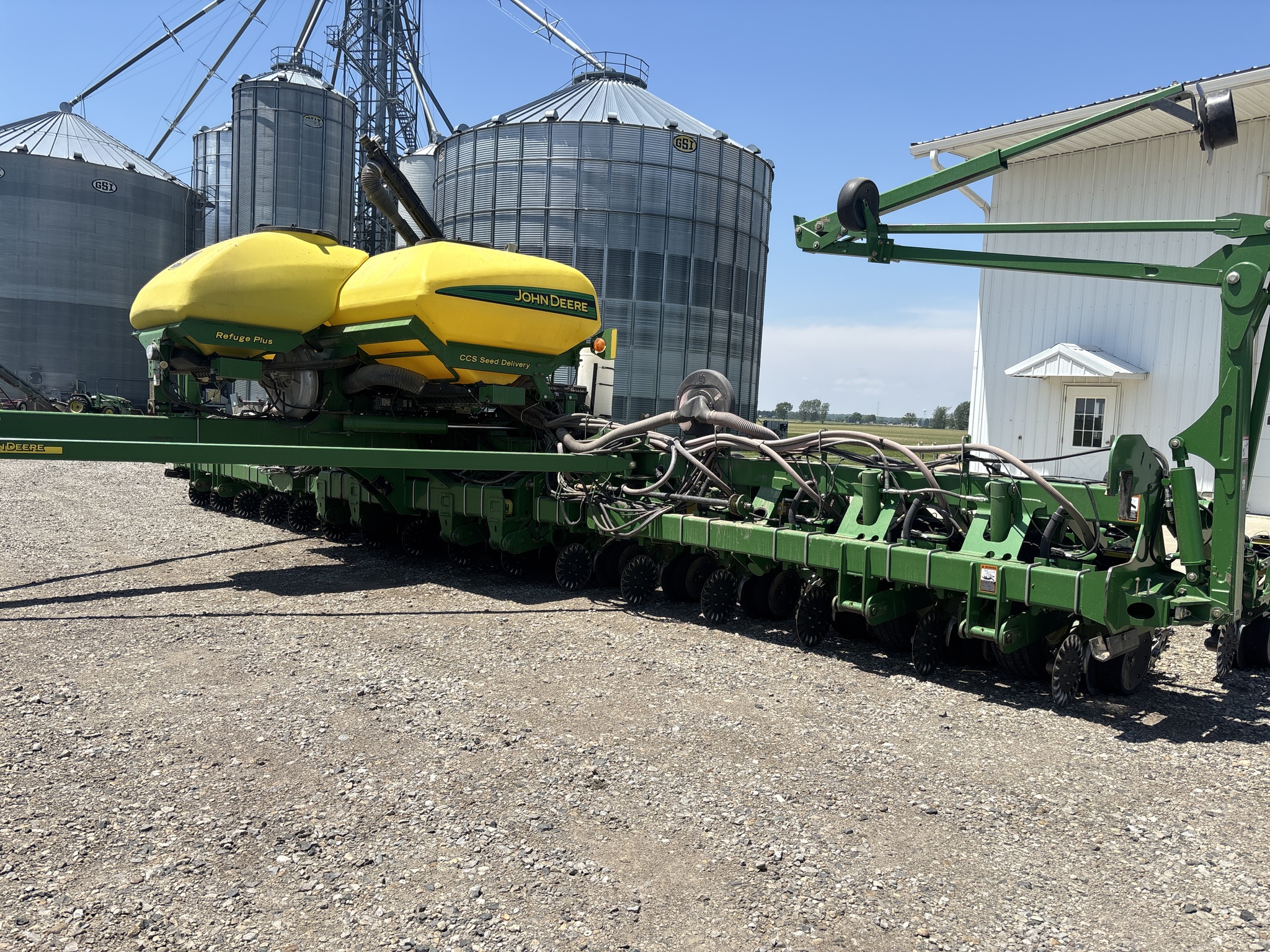 Used 2010 John Deere 1790 Planters: Drawn at Koenig Equipment in Urbana, OH - PhotoXL3