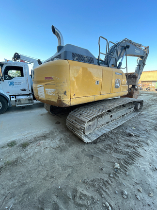 2022 John Deere 210G LC