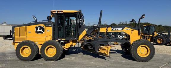Photo of 2021 John Deere 772G