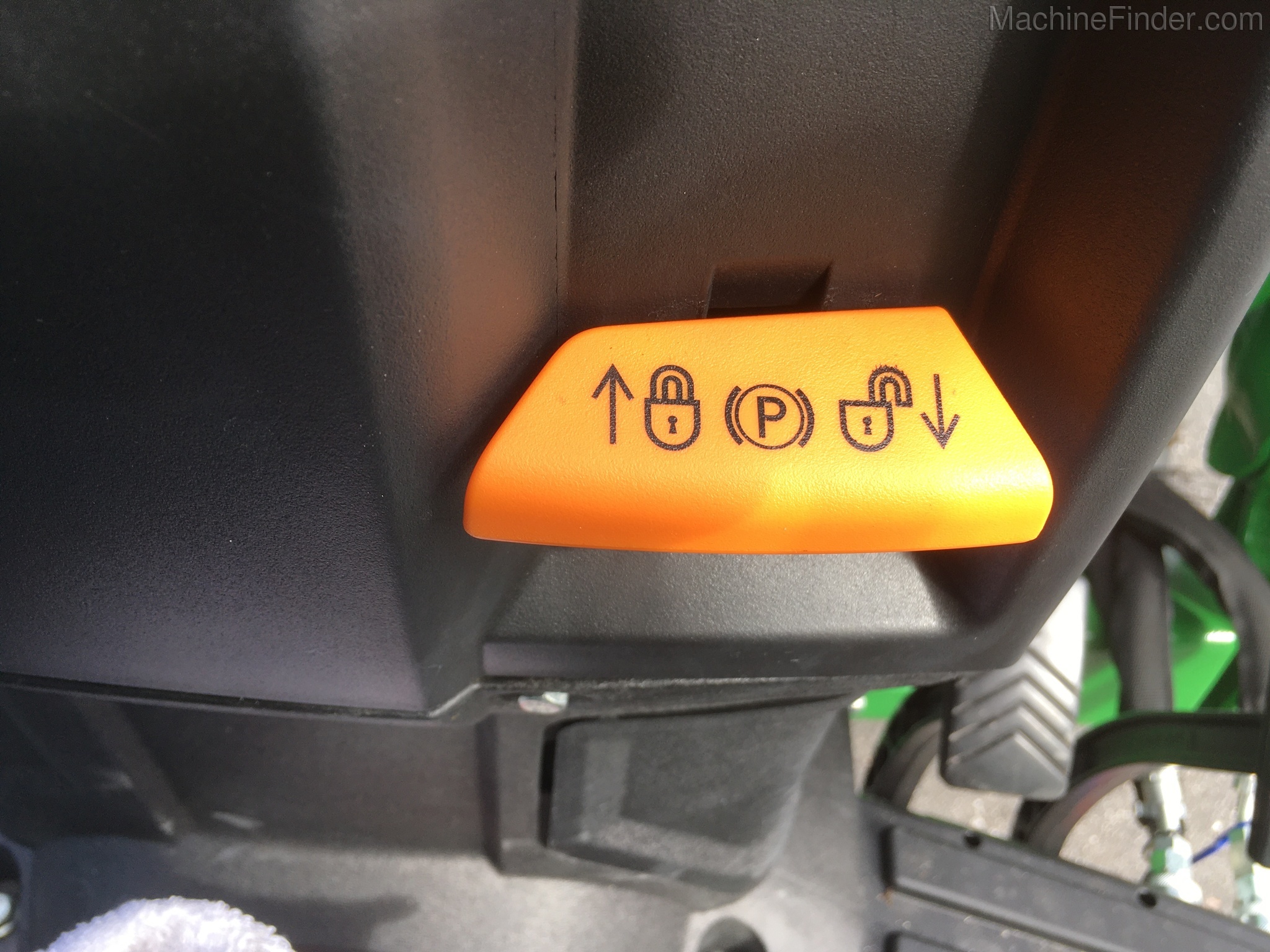 2020 John Deere 1023E Image 23