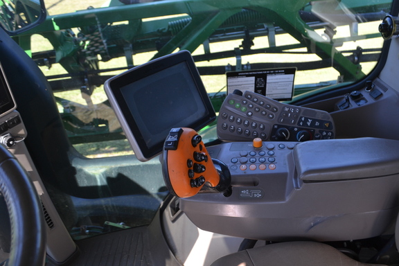 2017 John Deere R4030 Photo 19