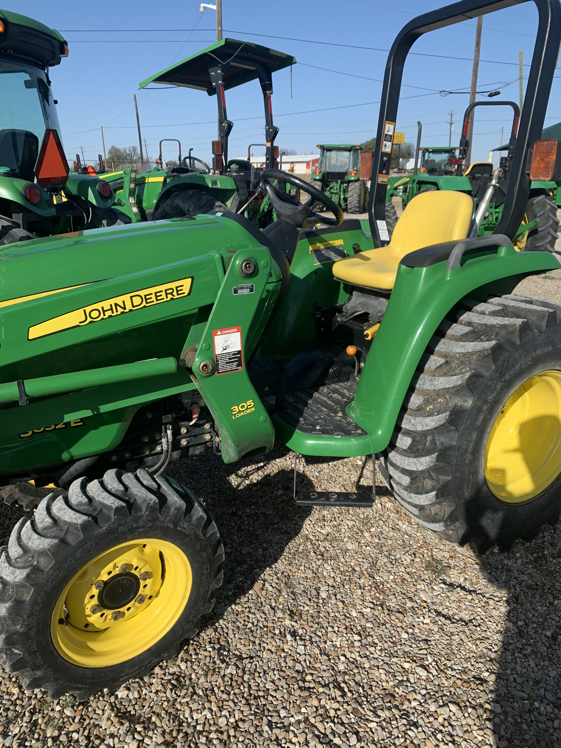 2011 John Deere 3032E Image 3