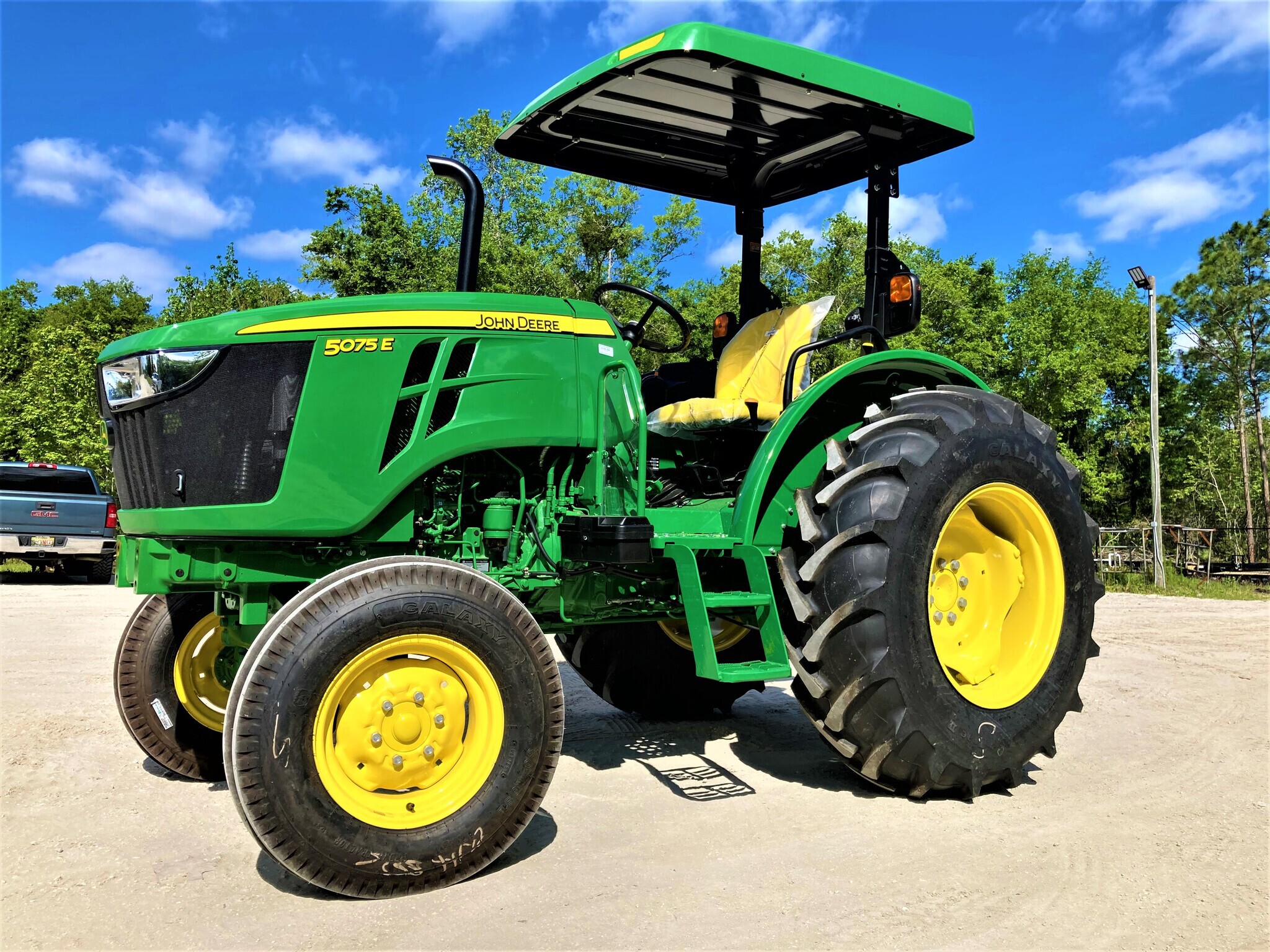 2024 John Deere 5075E Image 3