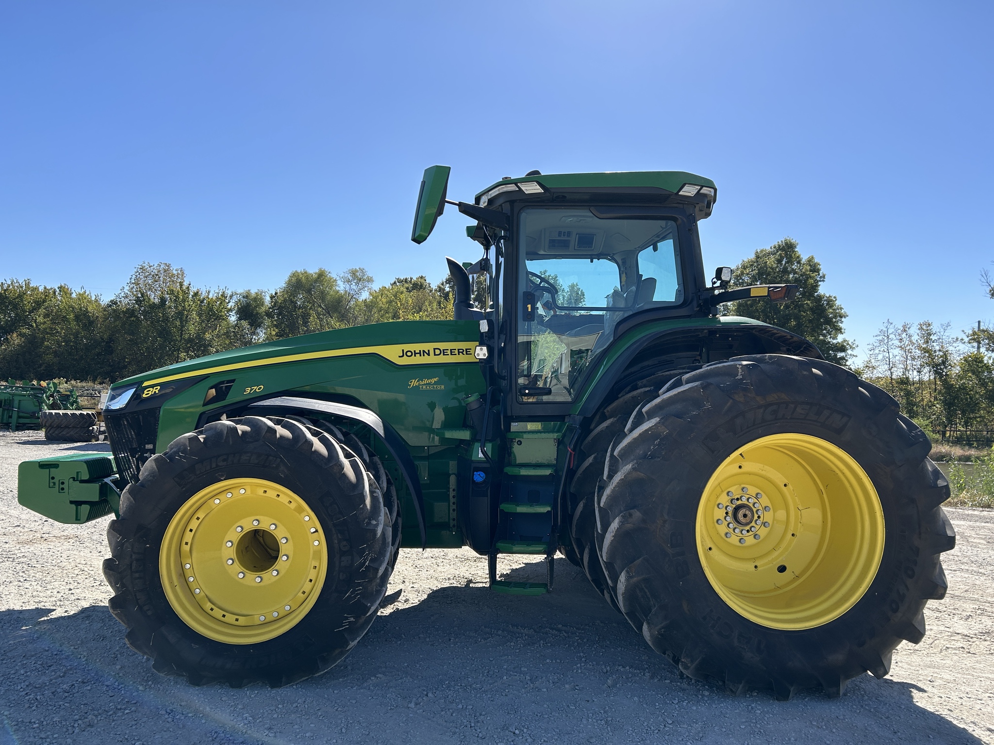  2023 John Deere 8R 370 at Heritage Tractor in Pittsburg, KS