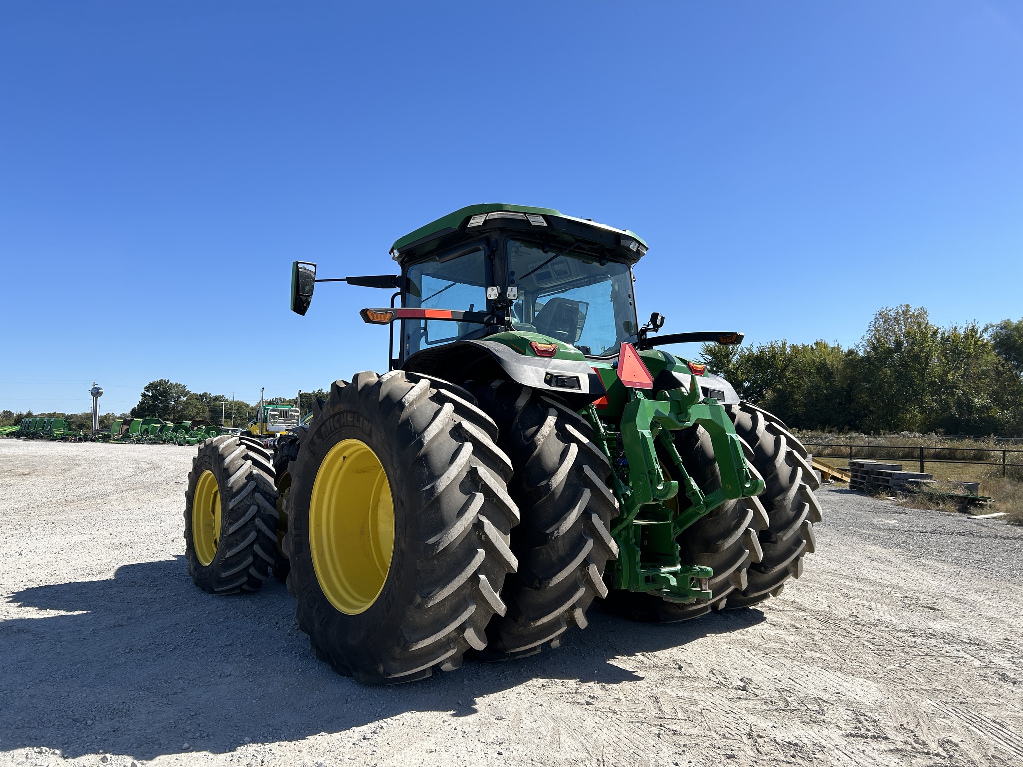  2023 John Deere 8R 370 at Heritage Tractor in Pittsburg, KS