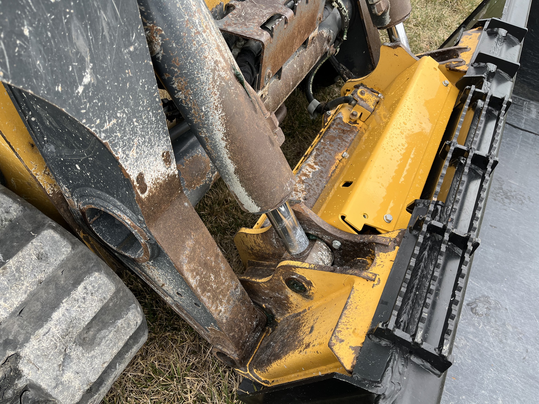  2019 John Deere 333G at Heritage Tractor in Adrian, MO