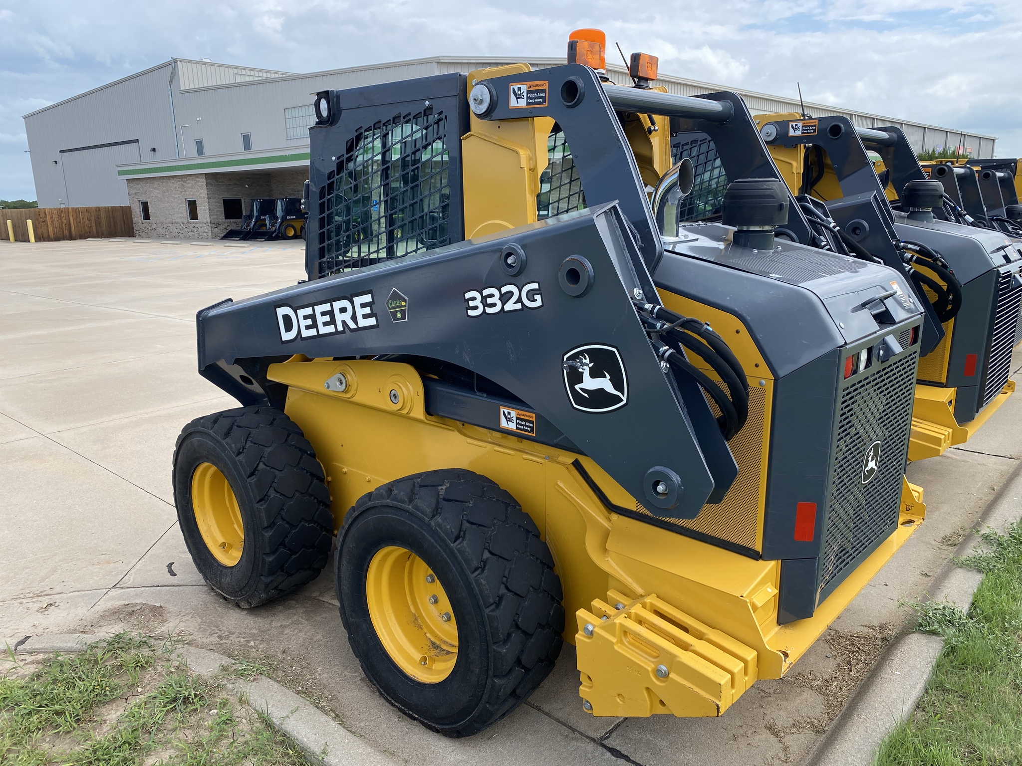 2017 John Deere 332G Image 4