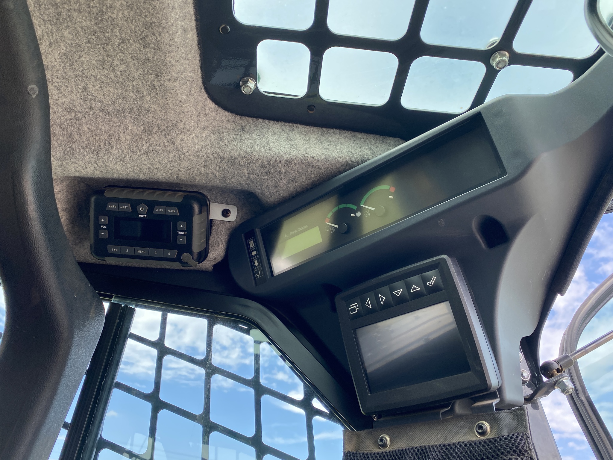 2017 John Deere 332G Image 9