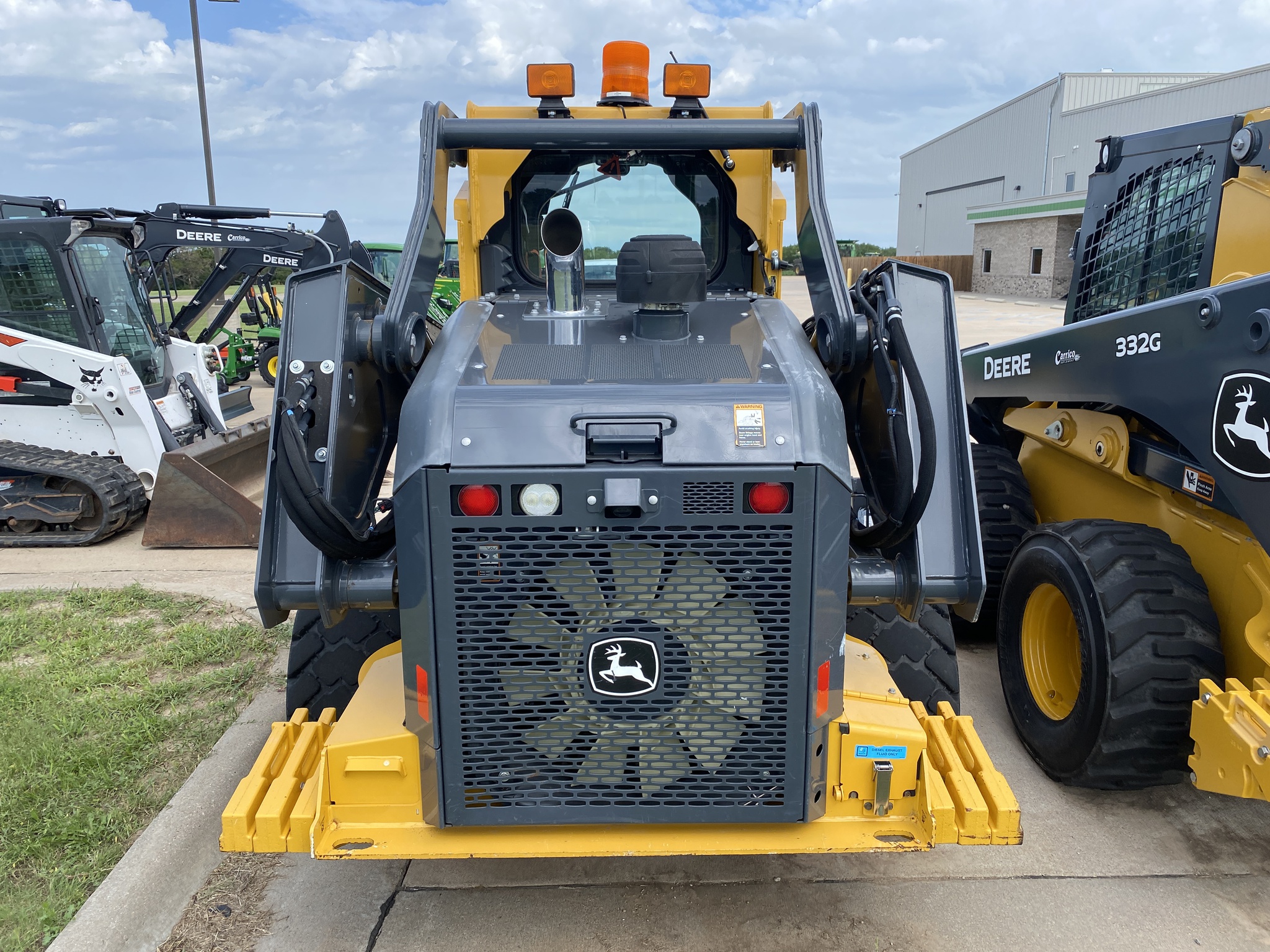 2017 John Deere 332G Image 6