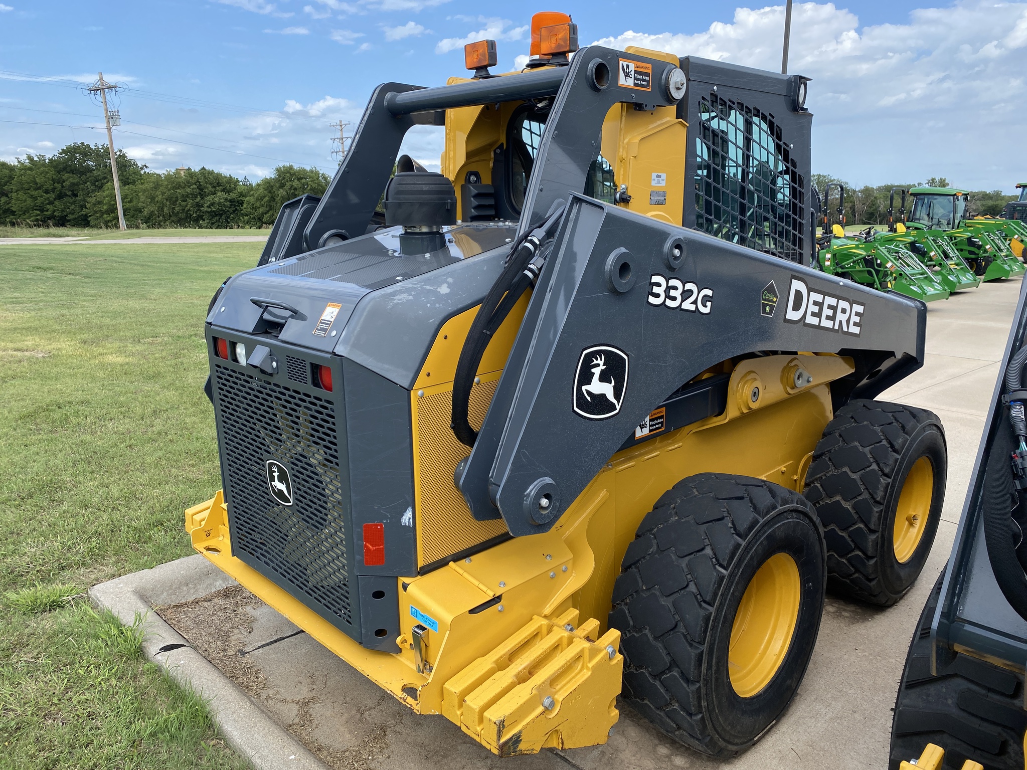 2017 John Deere 332G Image 5