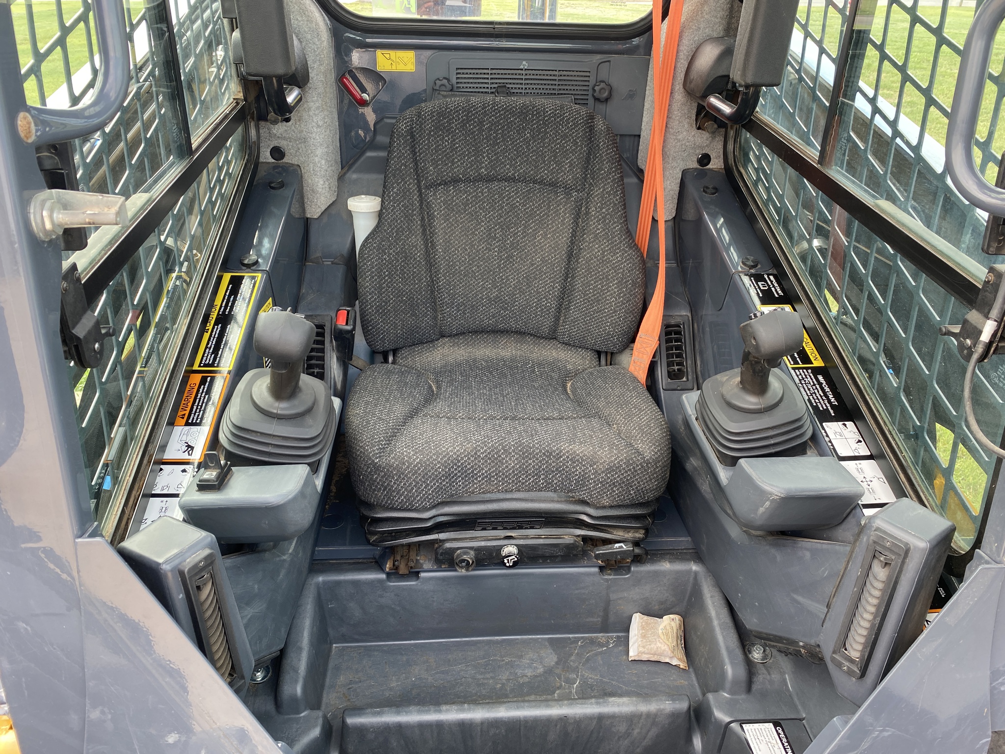 2017 John Deere 332G Image 8