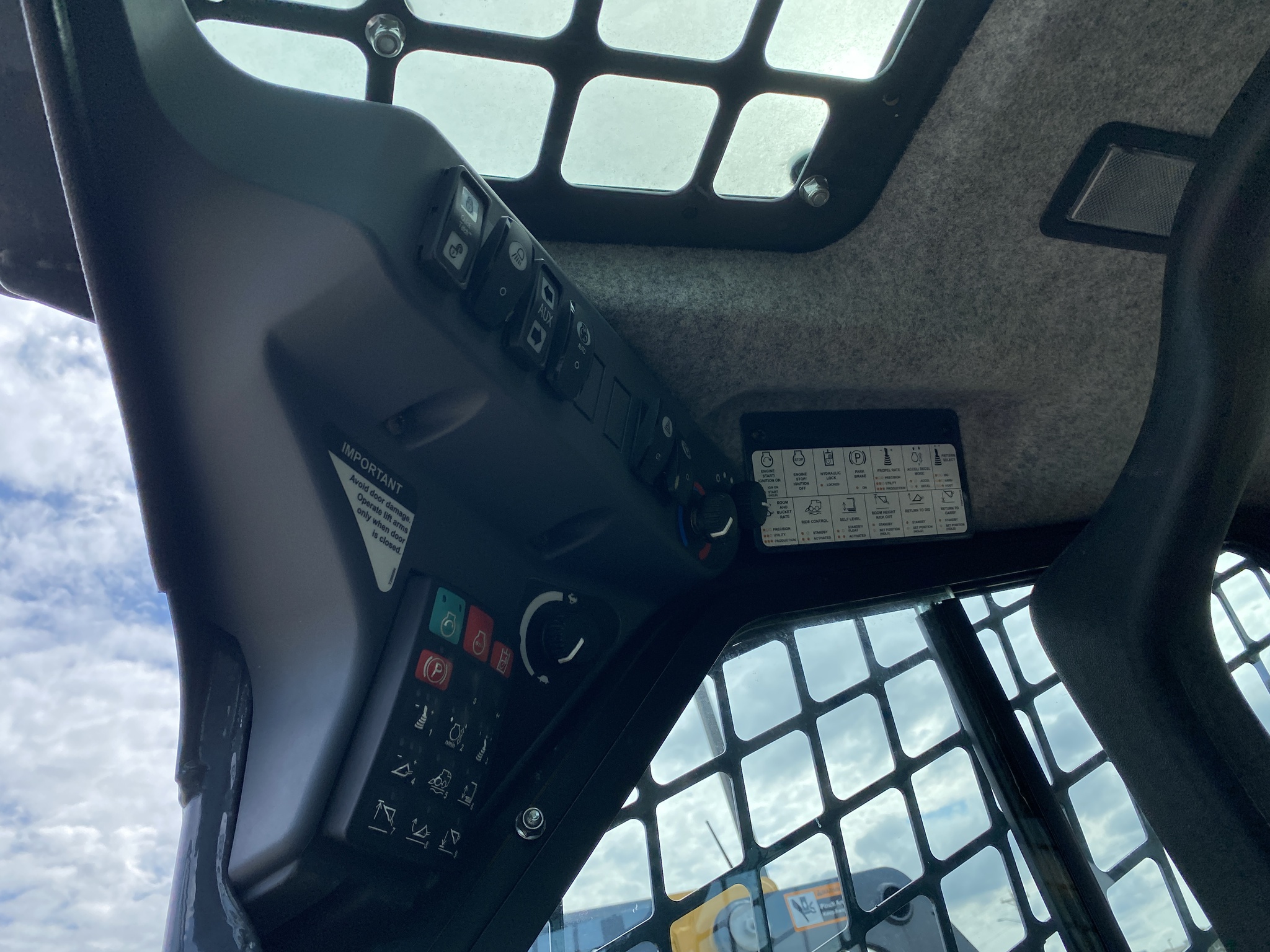 2017 John Deere 332G Image 10